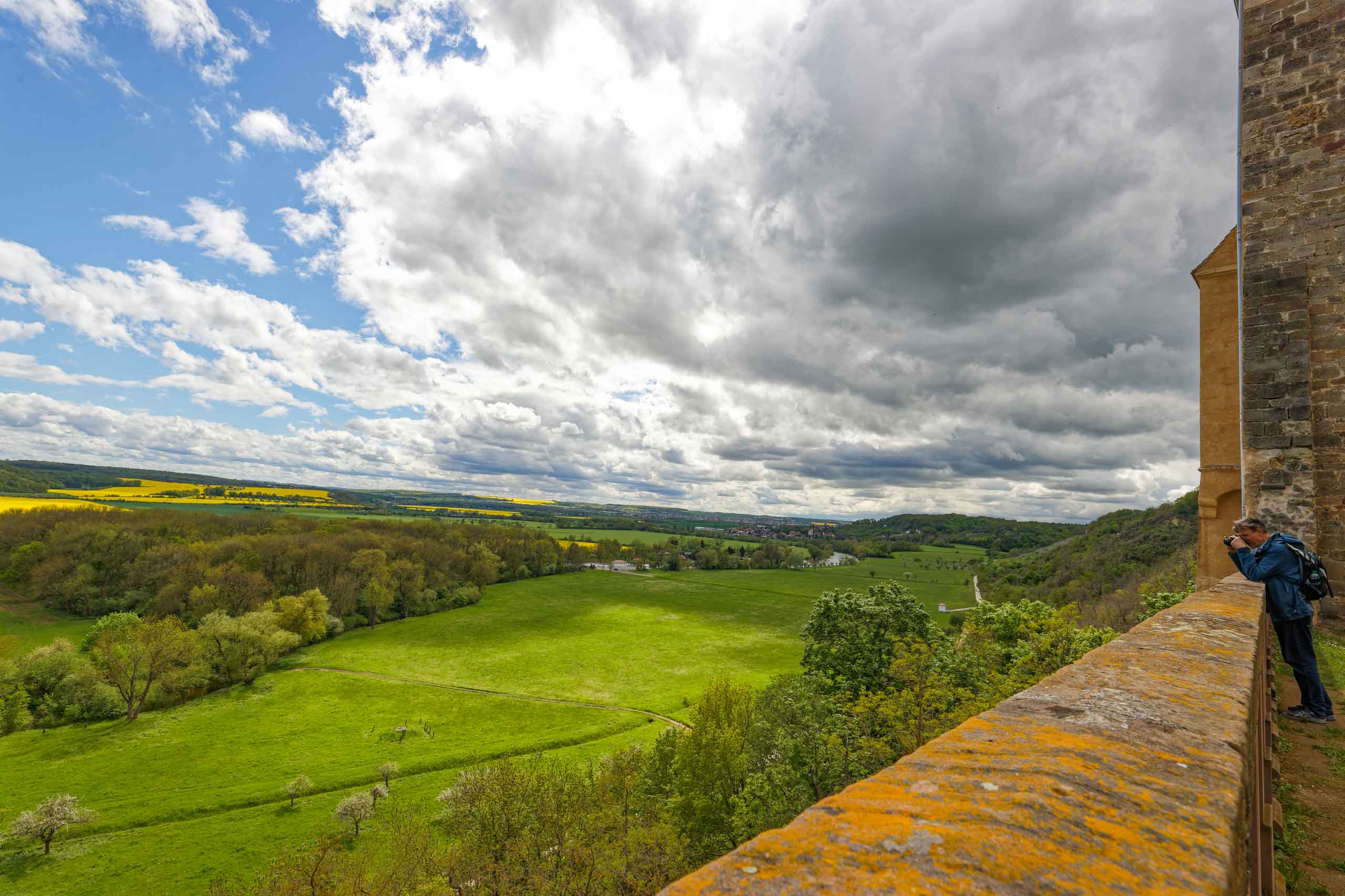 Erste Wolken ziehen auf
