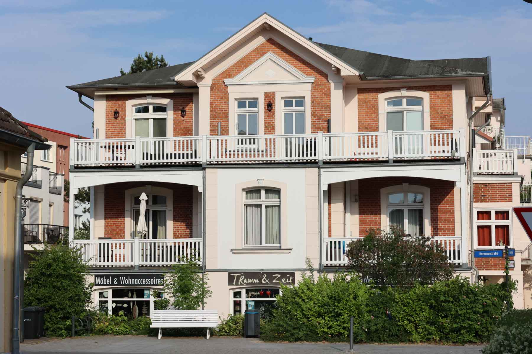 Unsere Ferienwohung über dam Laden links