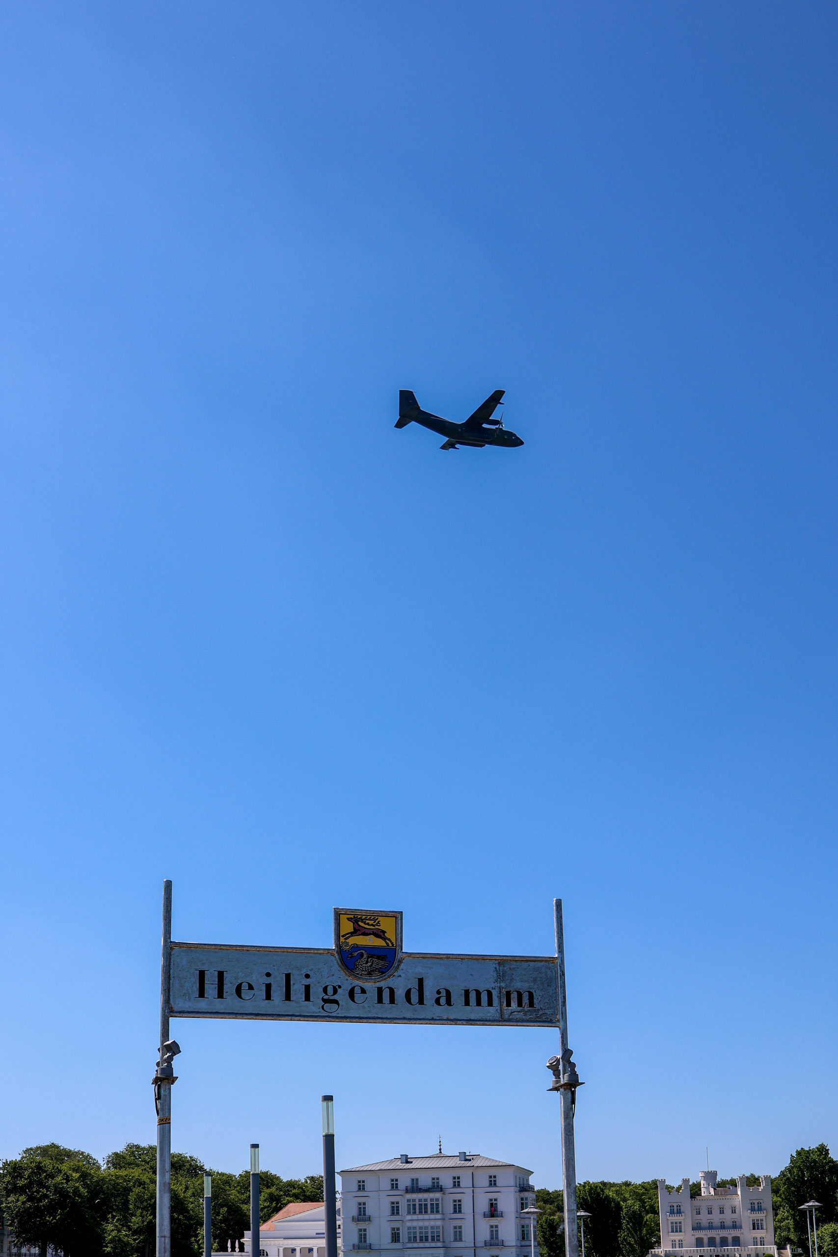 Militärflugzeug zum Manöver
