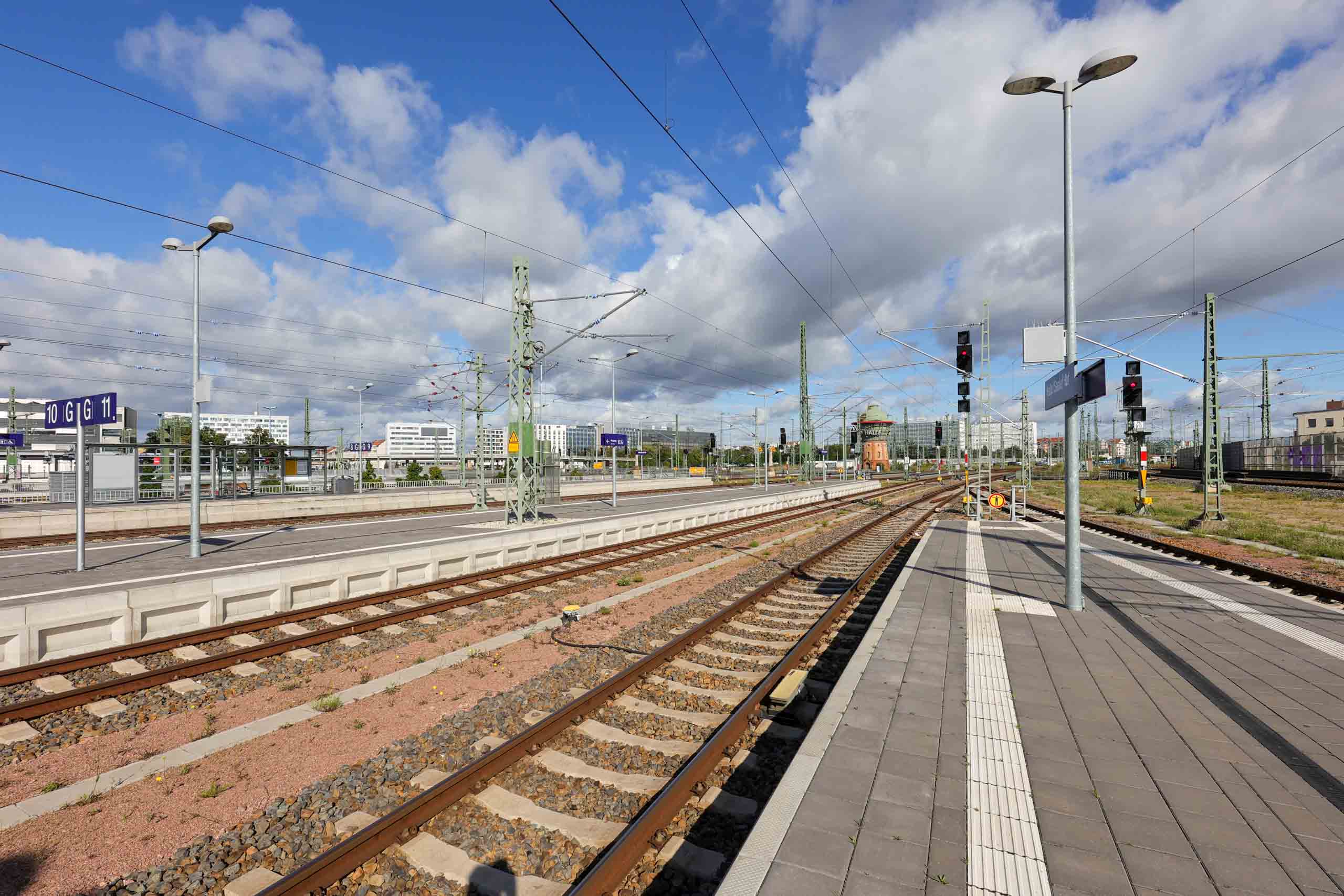 Wasserturm mit Zoo-Werbung und Licht von SXM