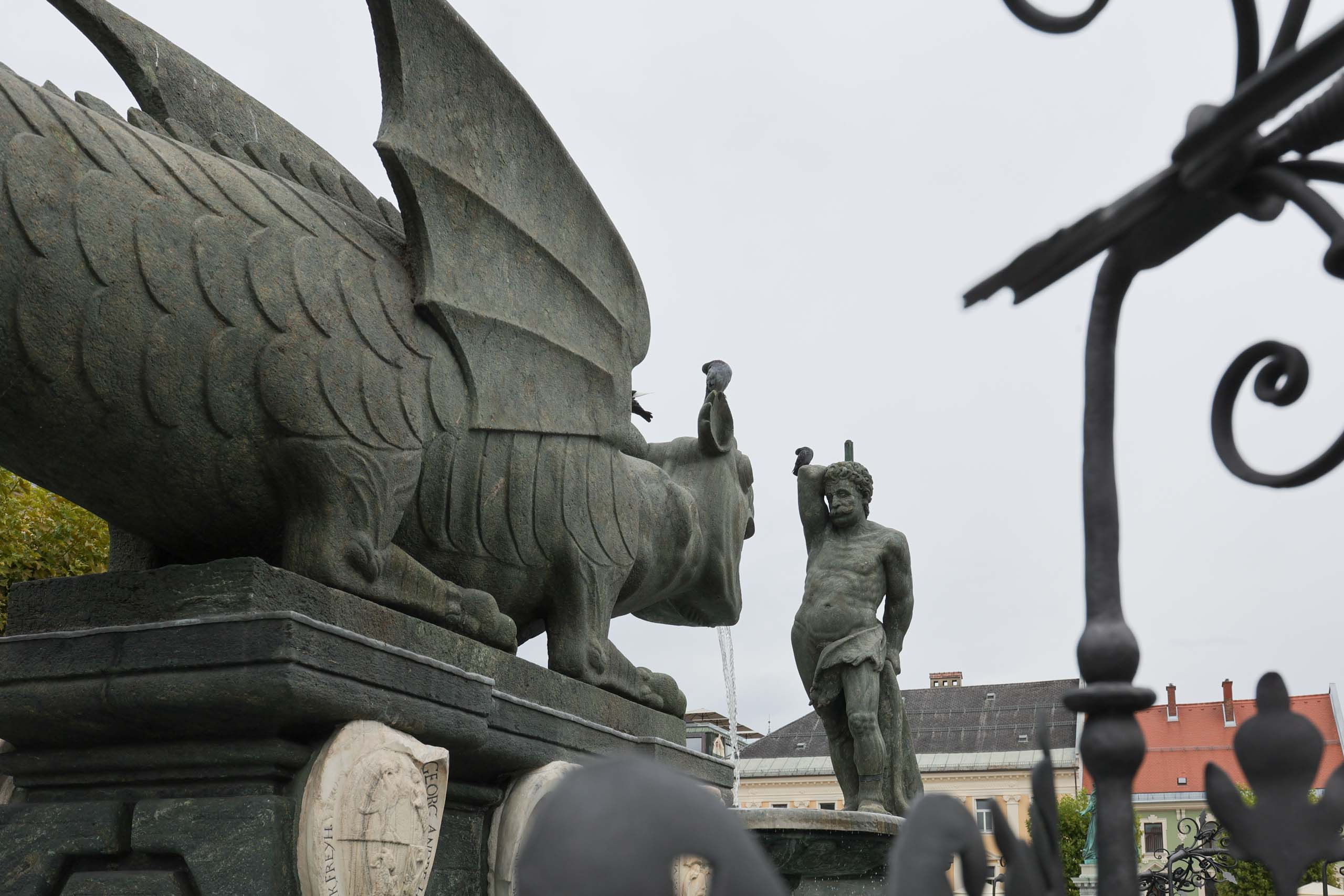 Er hat die Keule auf dem Rücken