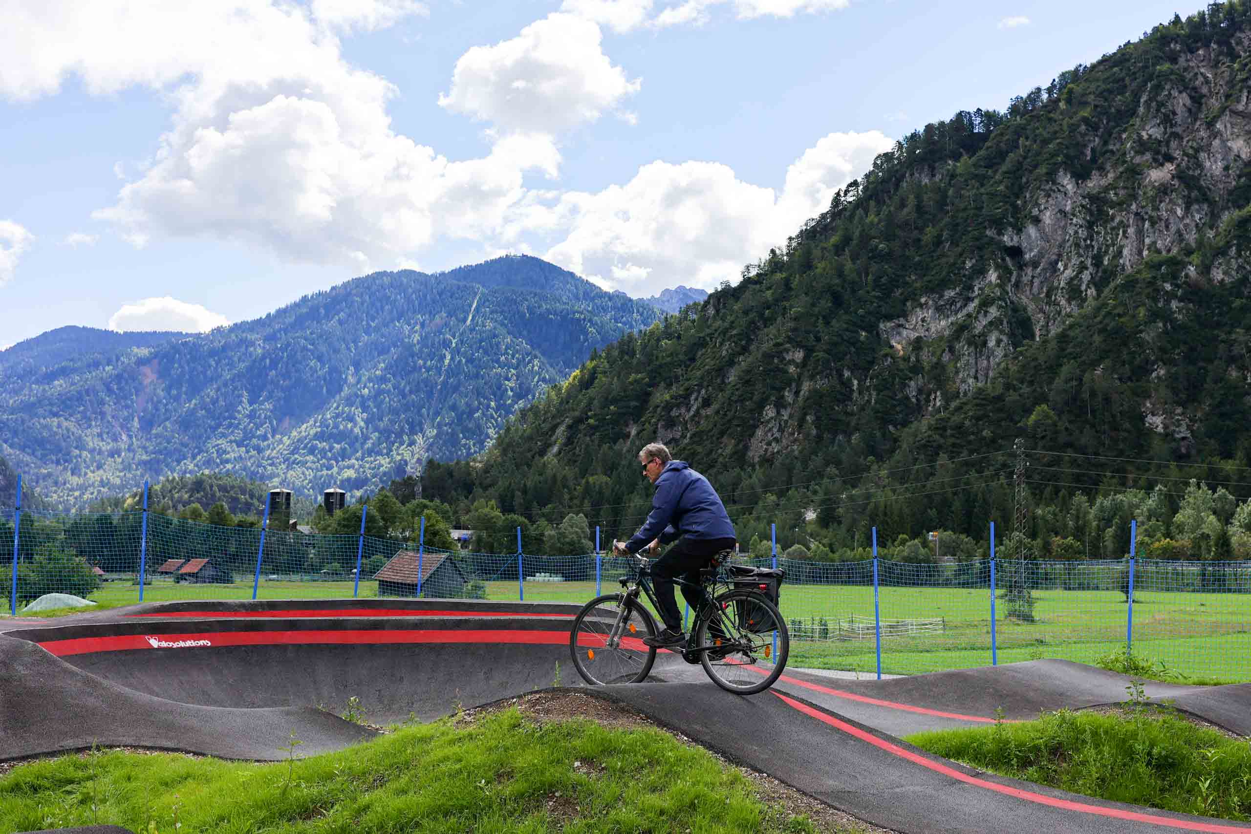 Ein Pumptrack ist eine speziell geschaffene Mountainbikestrecke.