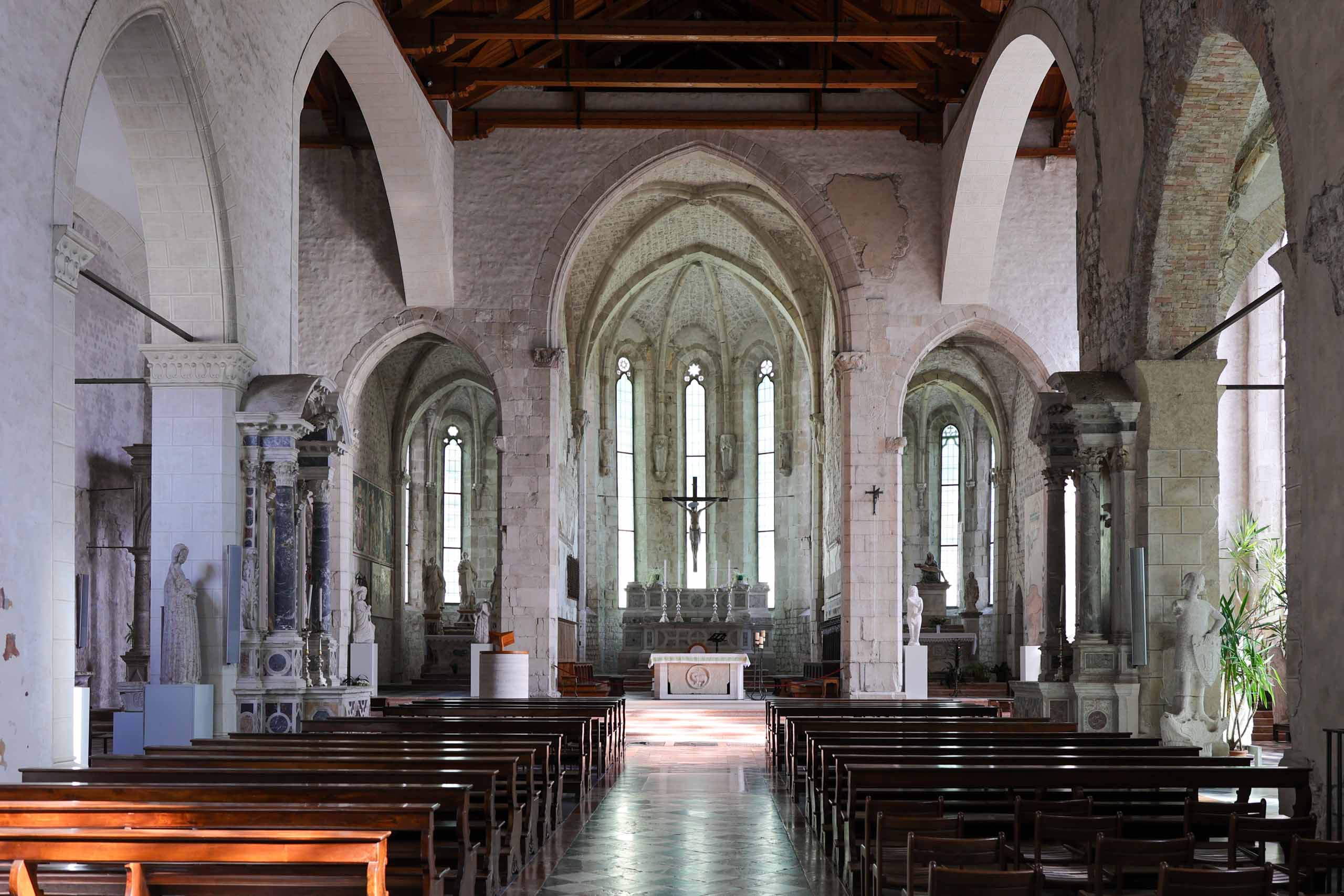 Innenraum des wieder errichteten Doms