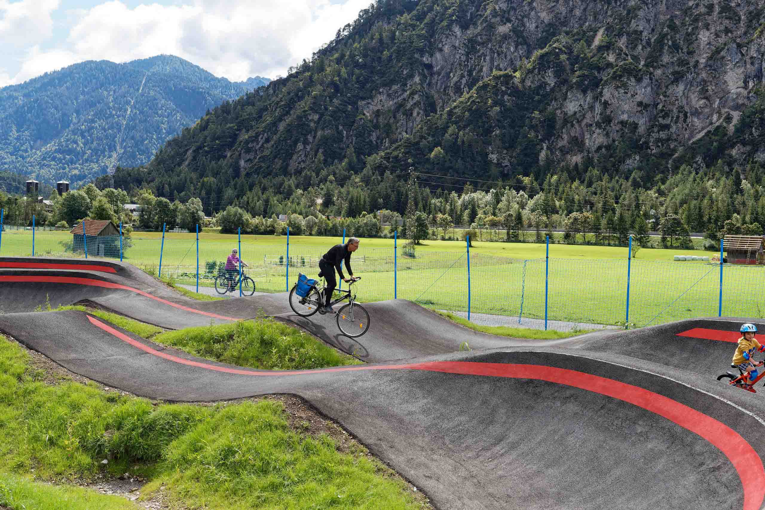 Das Ziel ist es, darauf, ohne zu treten, durch Hochdrücken (engl. pumping) des Körpers aus der Tiefe am Rad Geschwindigkeit aufzubauen.