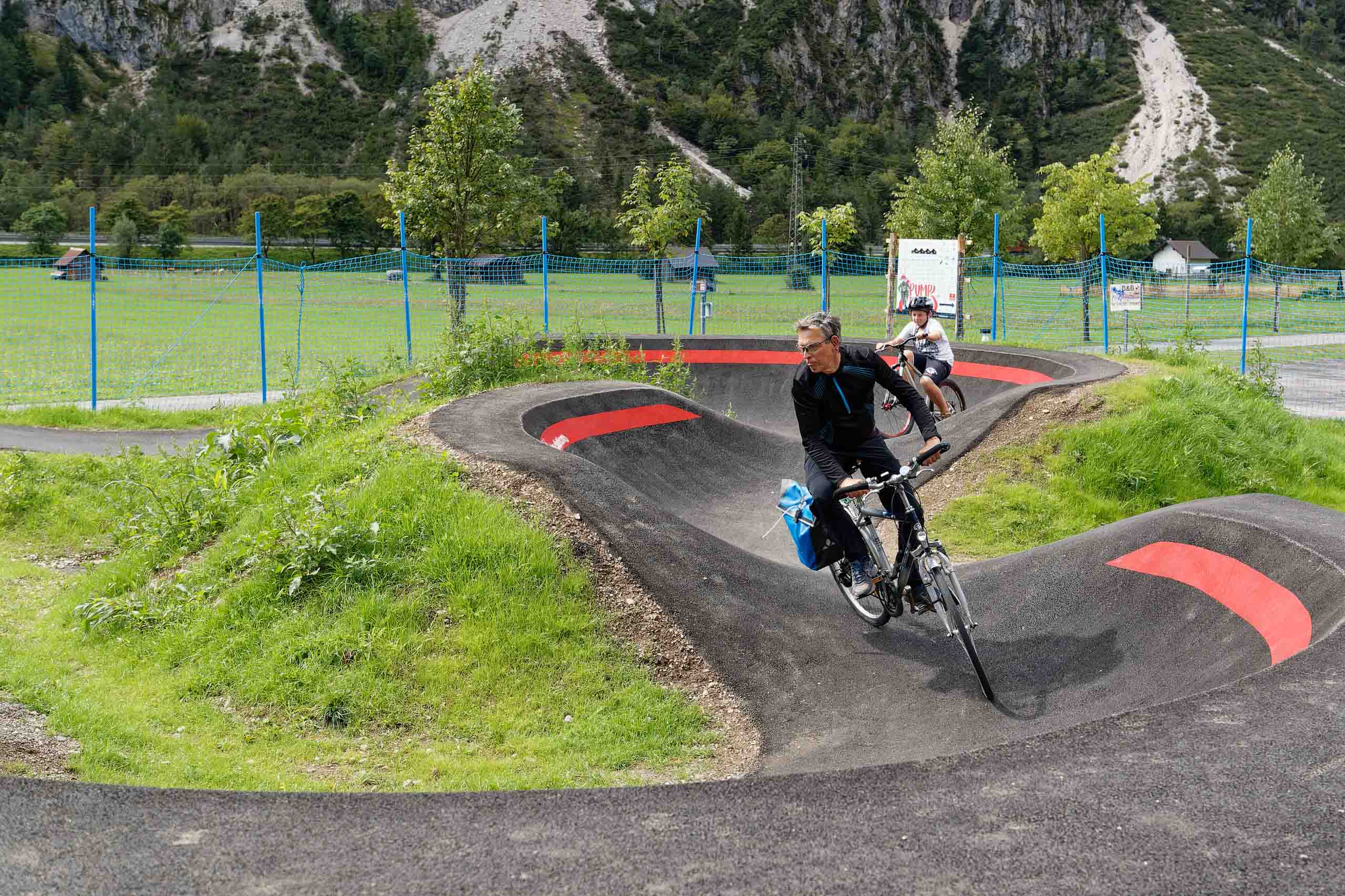 Der oder die Radfahrerin steht dabei auf den Beinen und sitzt nur kurz zum Starten im Sattel.