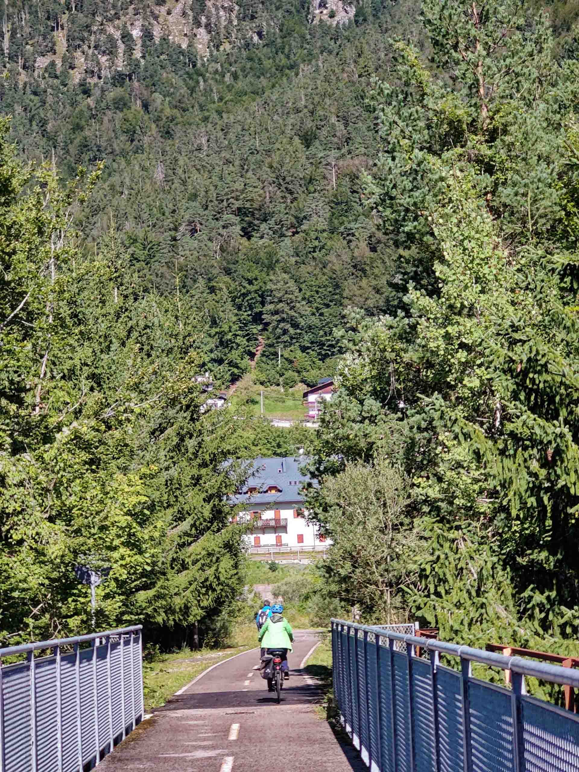 Gut ausgebauter Radweg auf ehemaliger Bahnstrecke