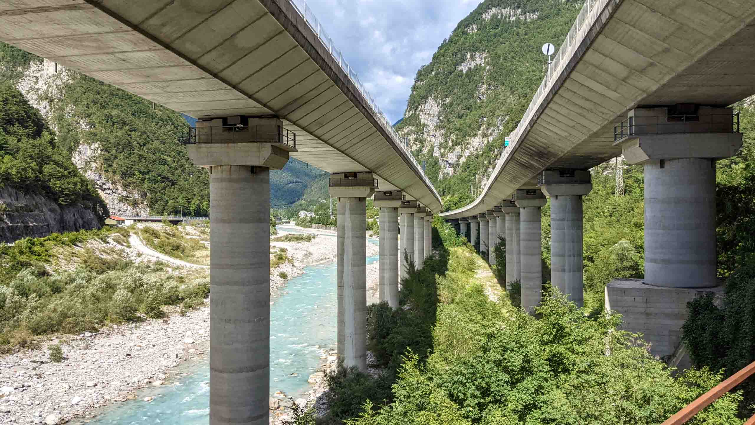 Endlose Betonbänder auf riesigen Stelzen