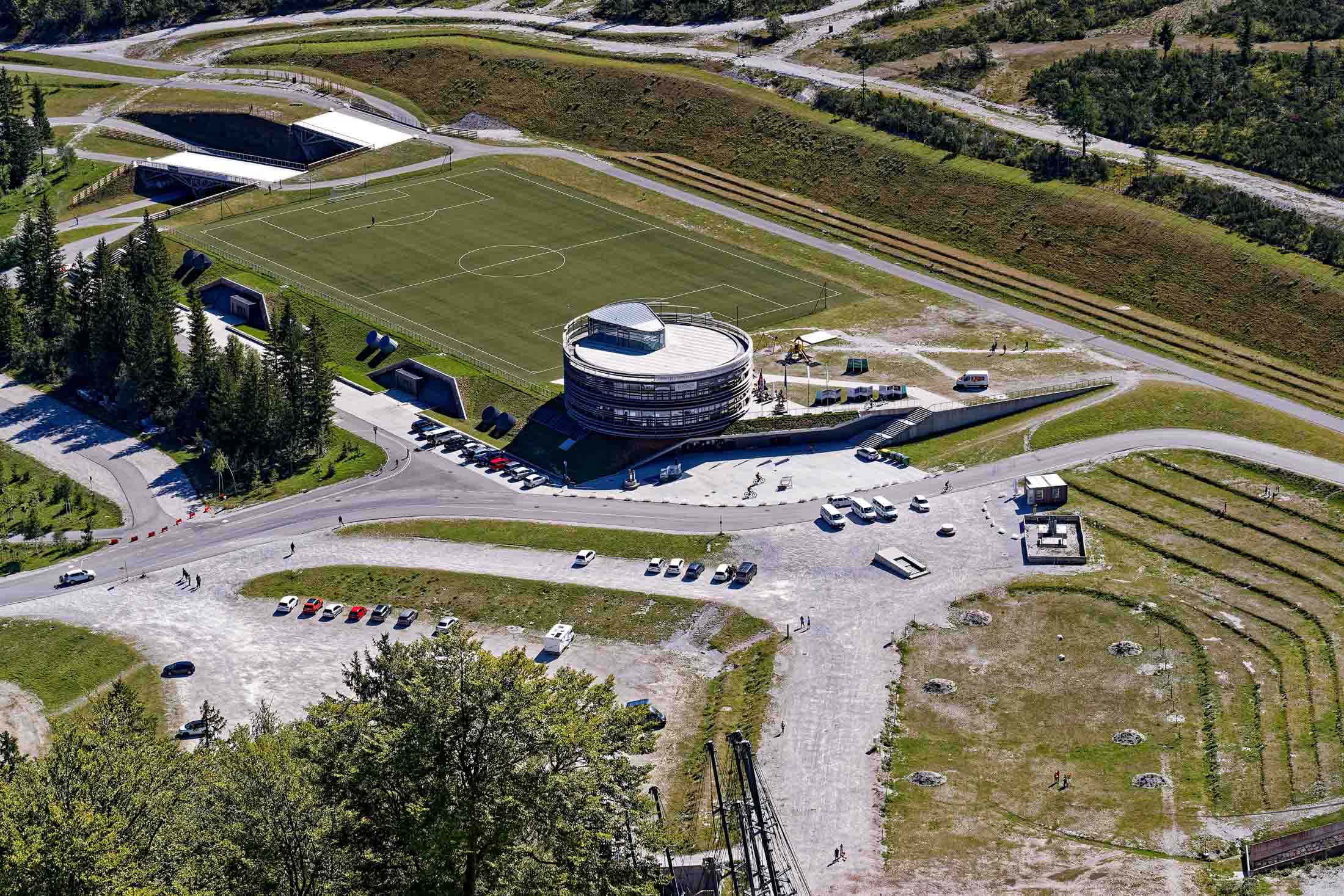 Auch Skilauf im Sommer ist im runden Gebäude  dort unten möglich