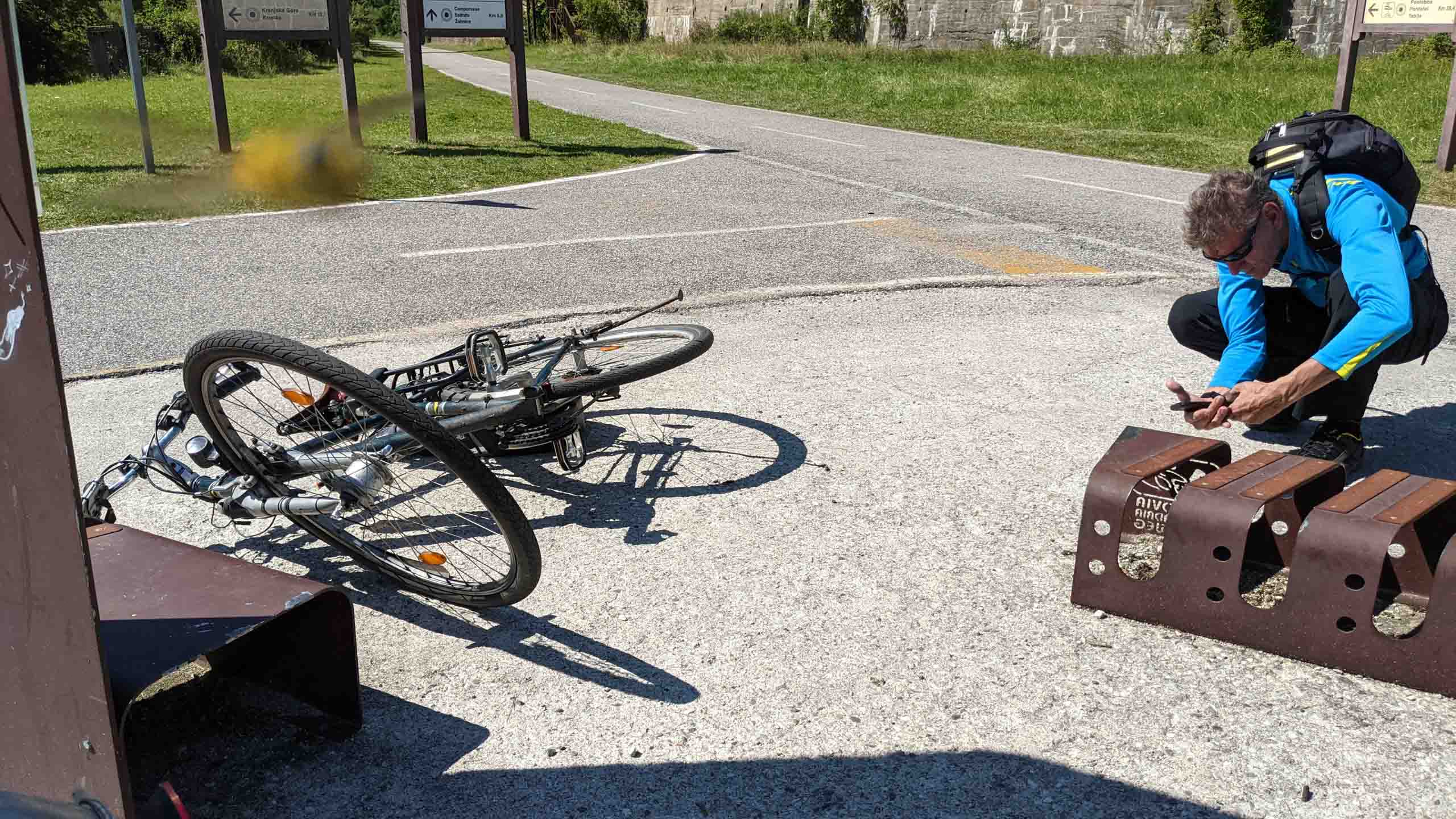 Normal, das Fahrrad fällt immer um