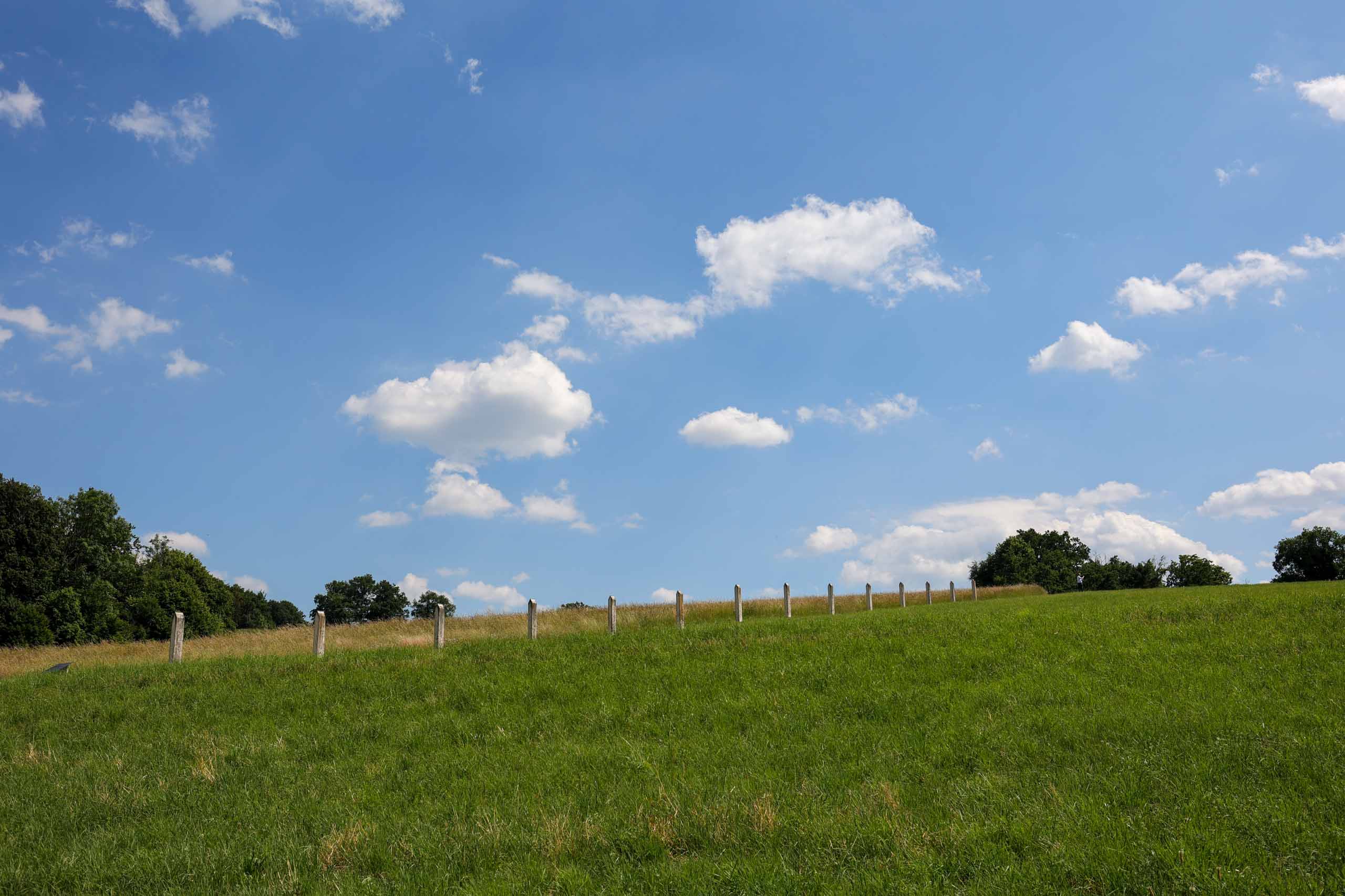 13 Betonstelen als Kunstwerk