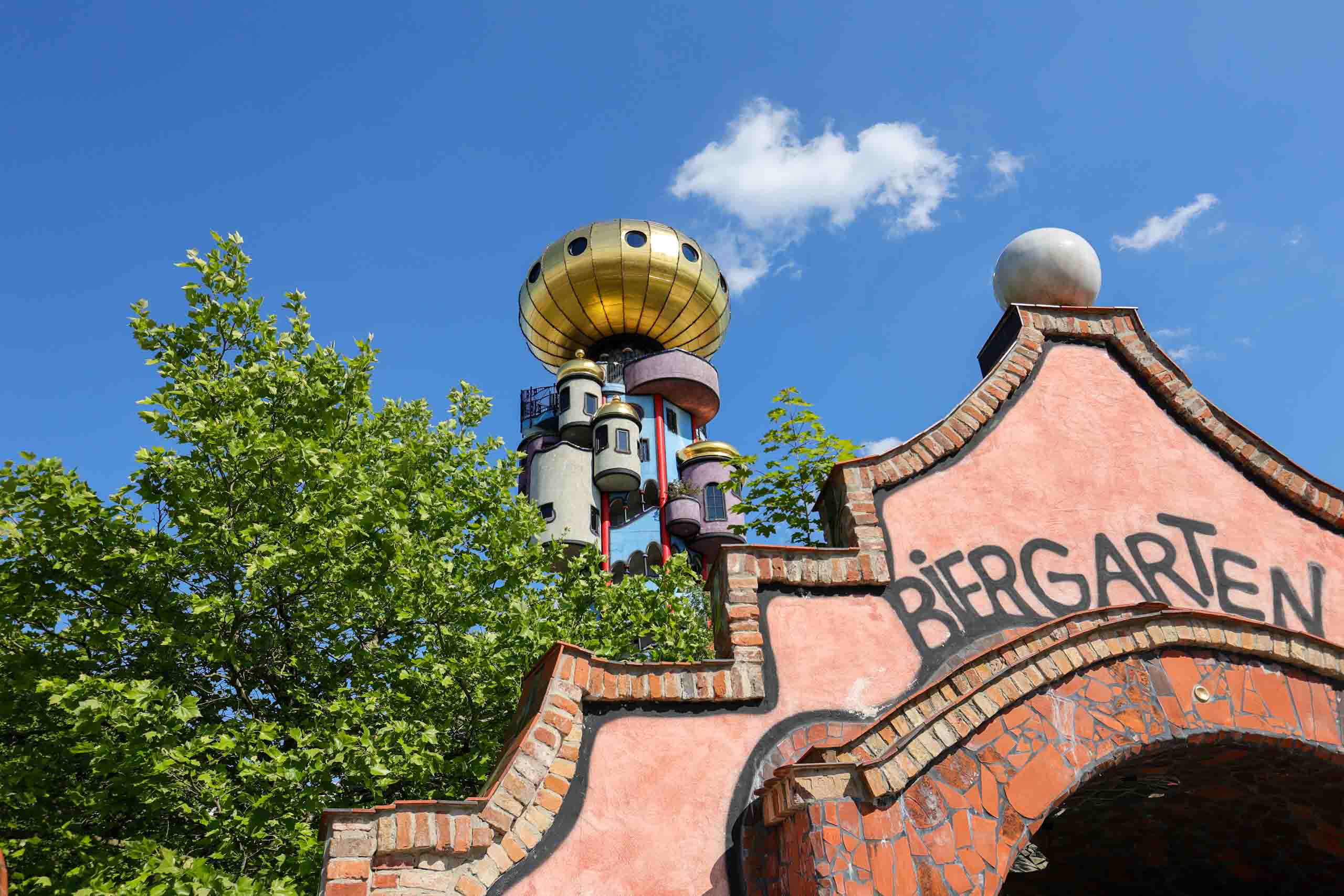 Die Kugel oben einen Durchmesser von 10 Metern und wiegt 12 Tonnen.