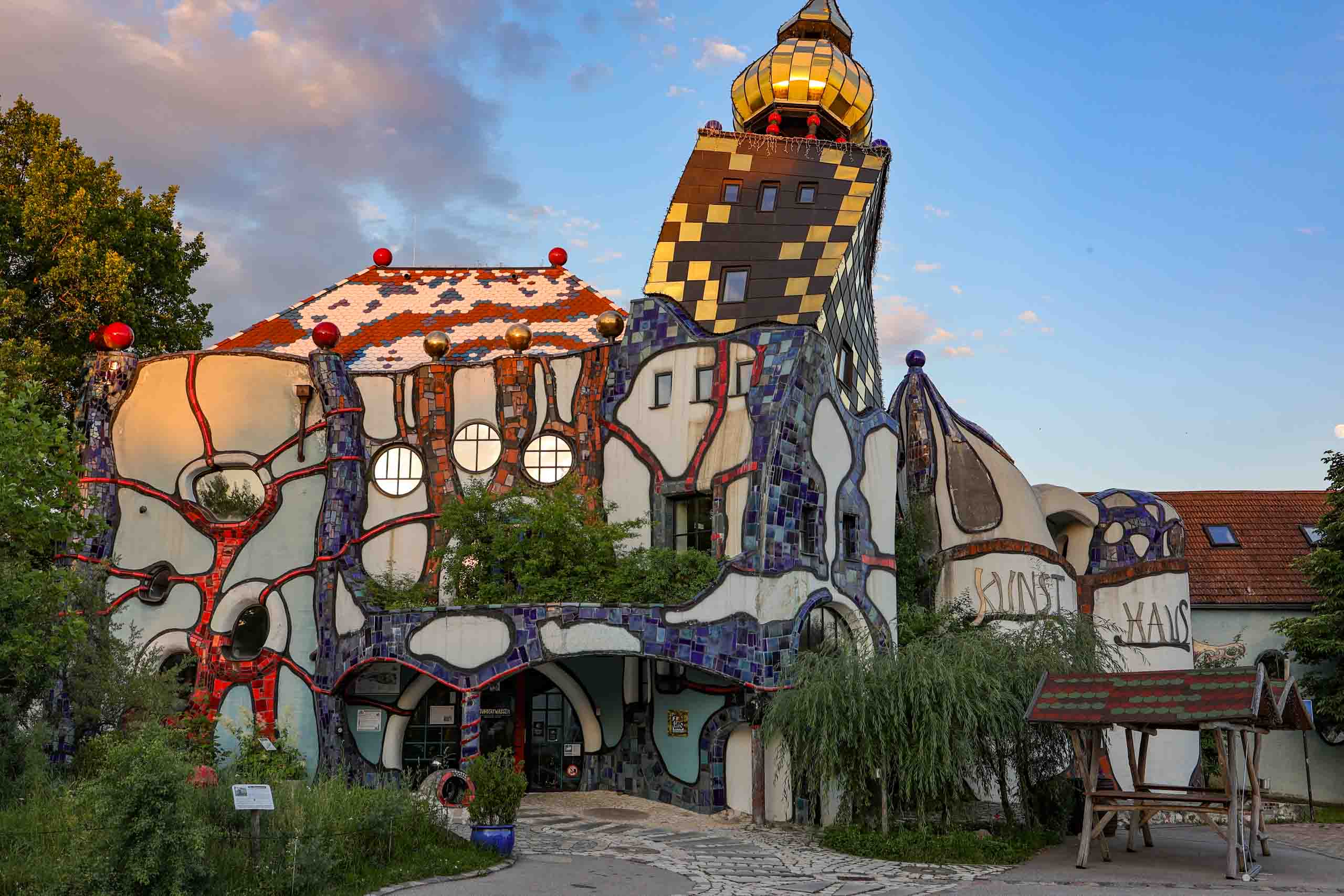 Das Kunsthaus entwarf Architekt und Hundertwasserschüler Peter Pelikan.