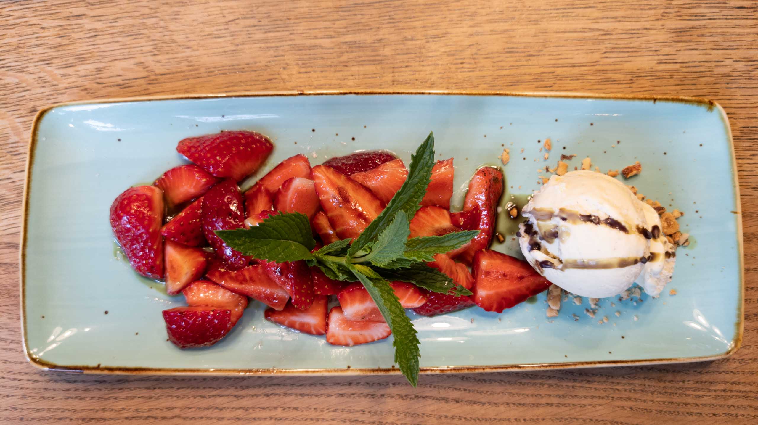 Erdbeeren mit Kürbisöl und Balsamiko