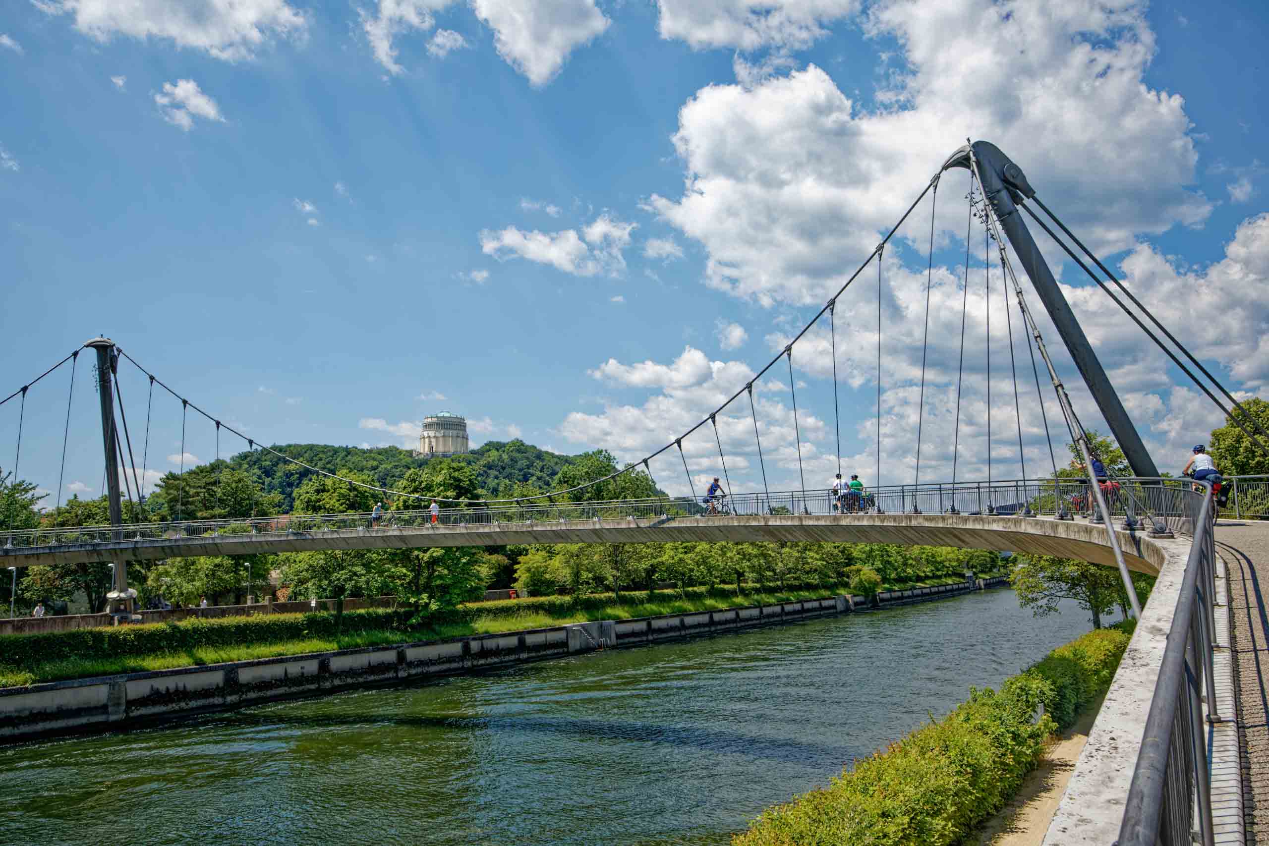 Das Bauwerk überspannt die Donau und den Main-Donau-Kanal kurz vor ihrem Zusammenfluss.