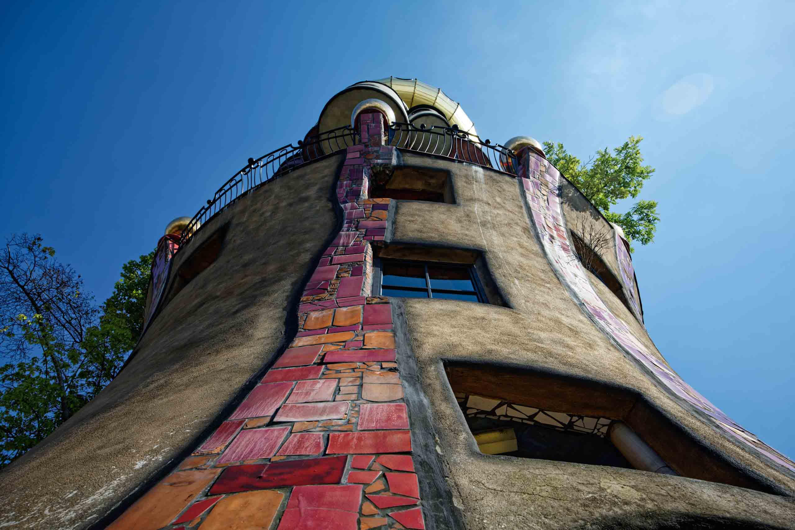 Der Turm durfte nur 34 m statt geplanter 70 m hoch gebaut werden.