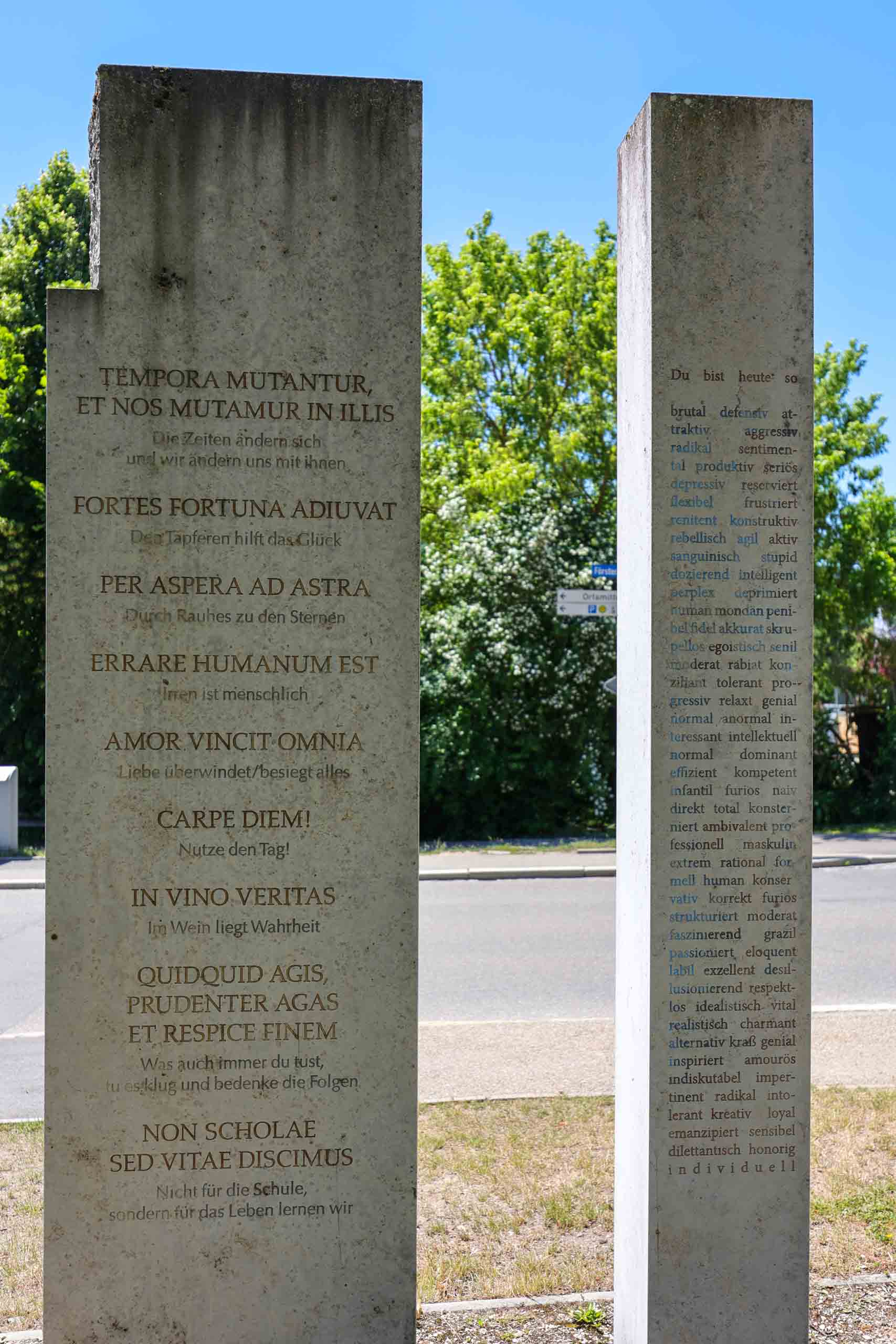 Sprüche in Stein gemeißelt