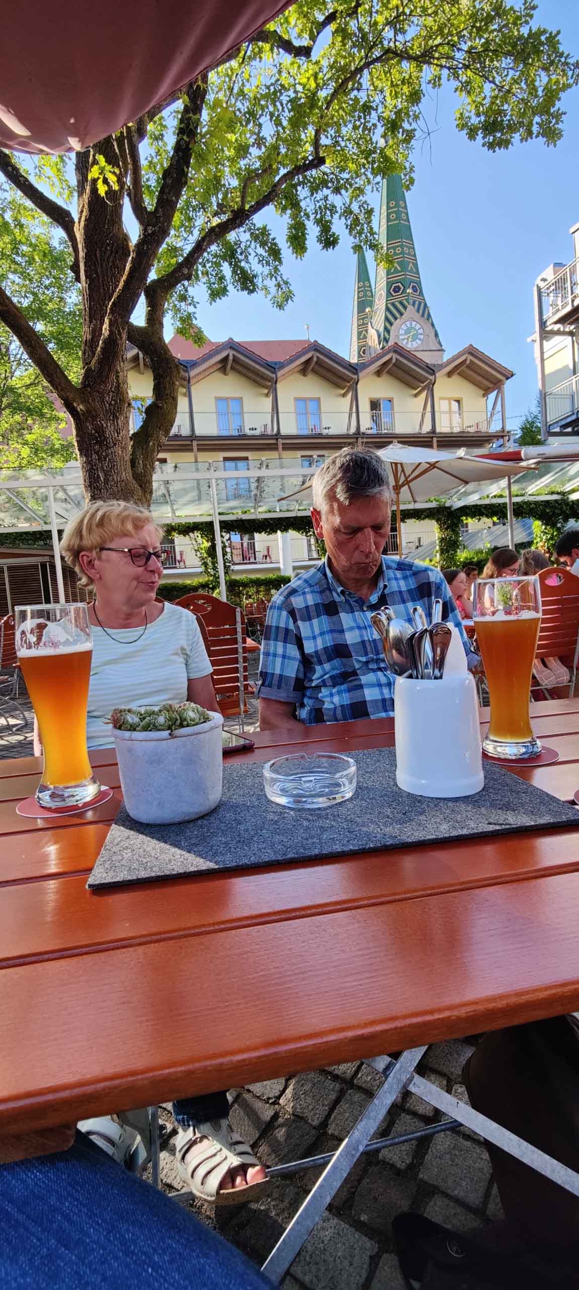 Im Gastgarten Fuchsbräu mit zunehmend alkoholisierten Nachbarn