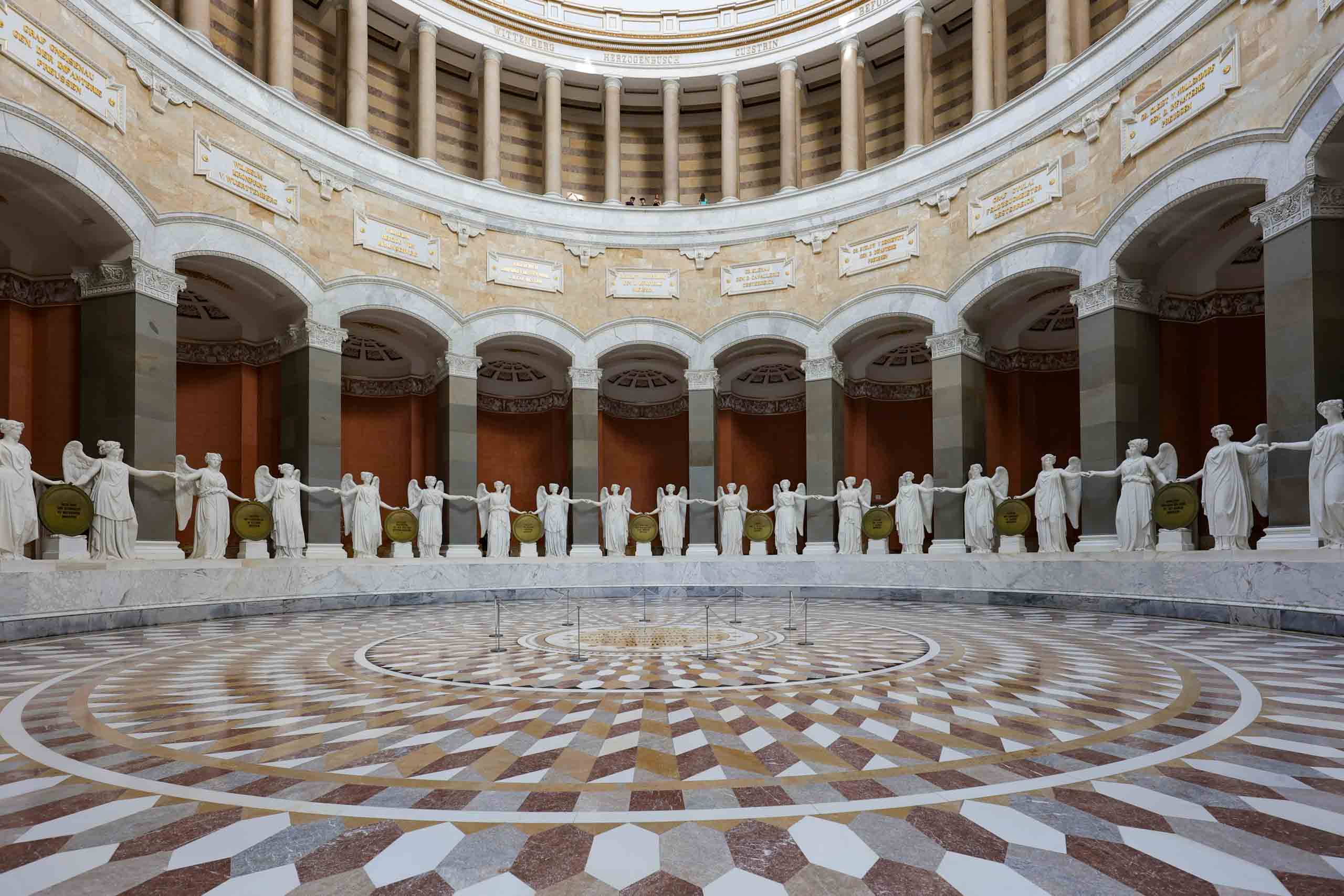 Die Rundhalle hat eine Höhe von 45 m und einen Durchmesser von 29 m