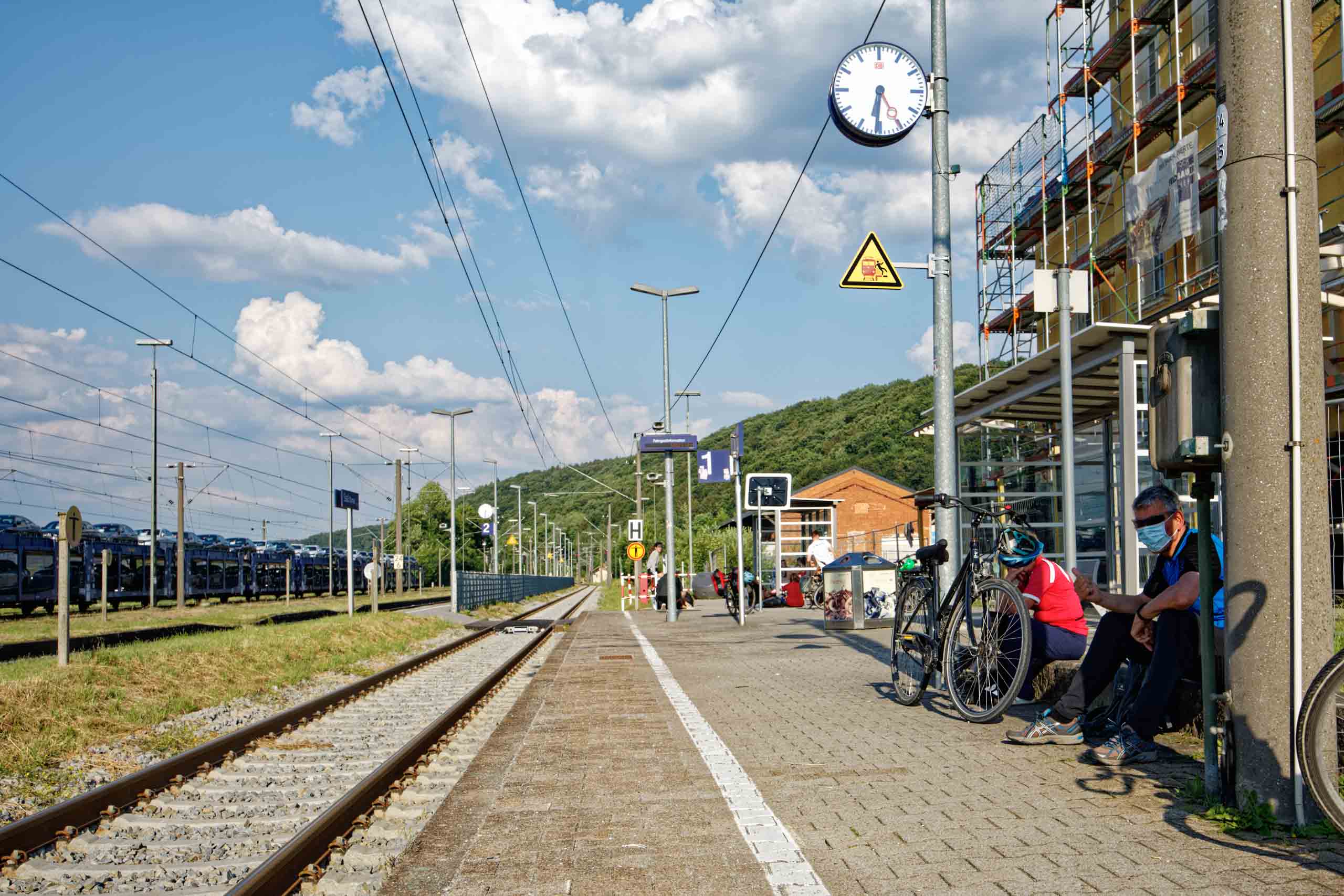 Kurz vor Abfahrt erscheinen später ganz viele Reisende auf dem Bahnsteig :-O