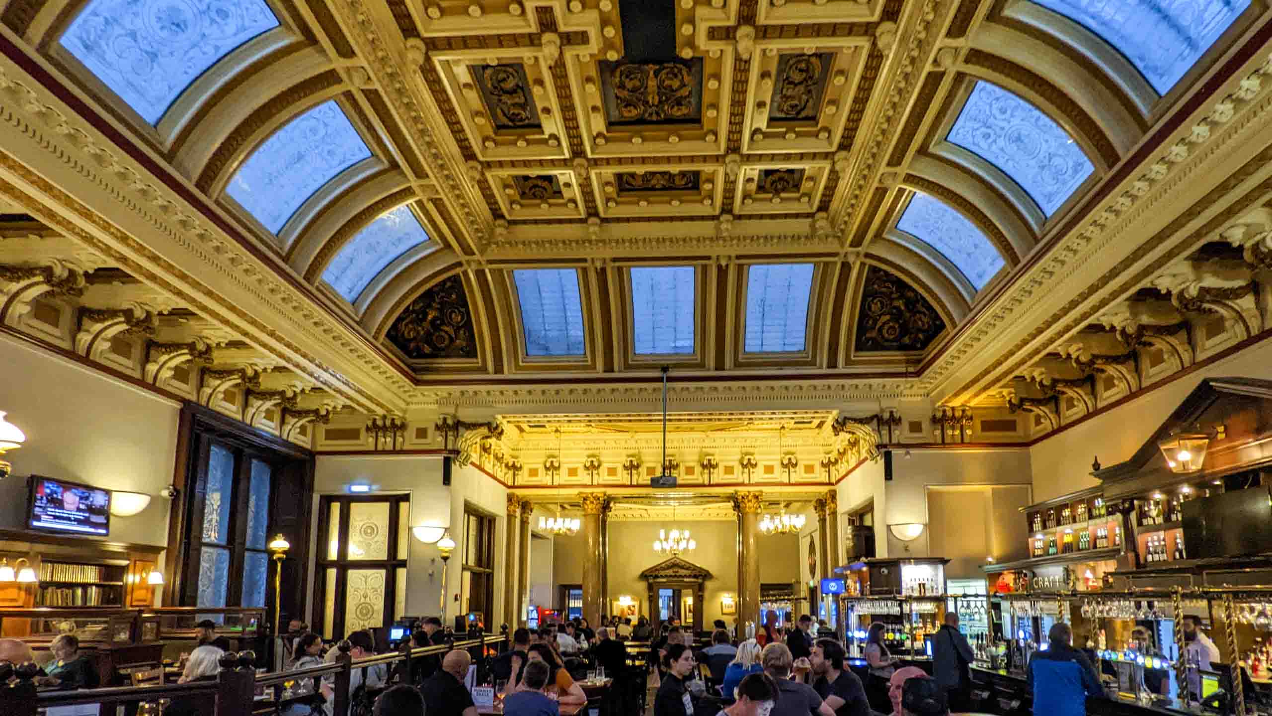 Ein ehemaliges Bankgebäude mit Tresor als Pub