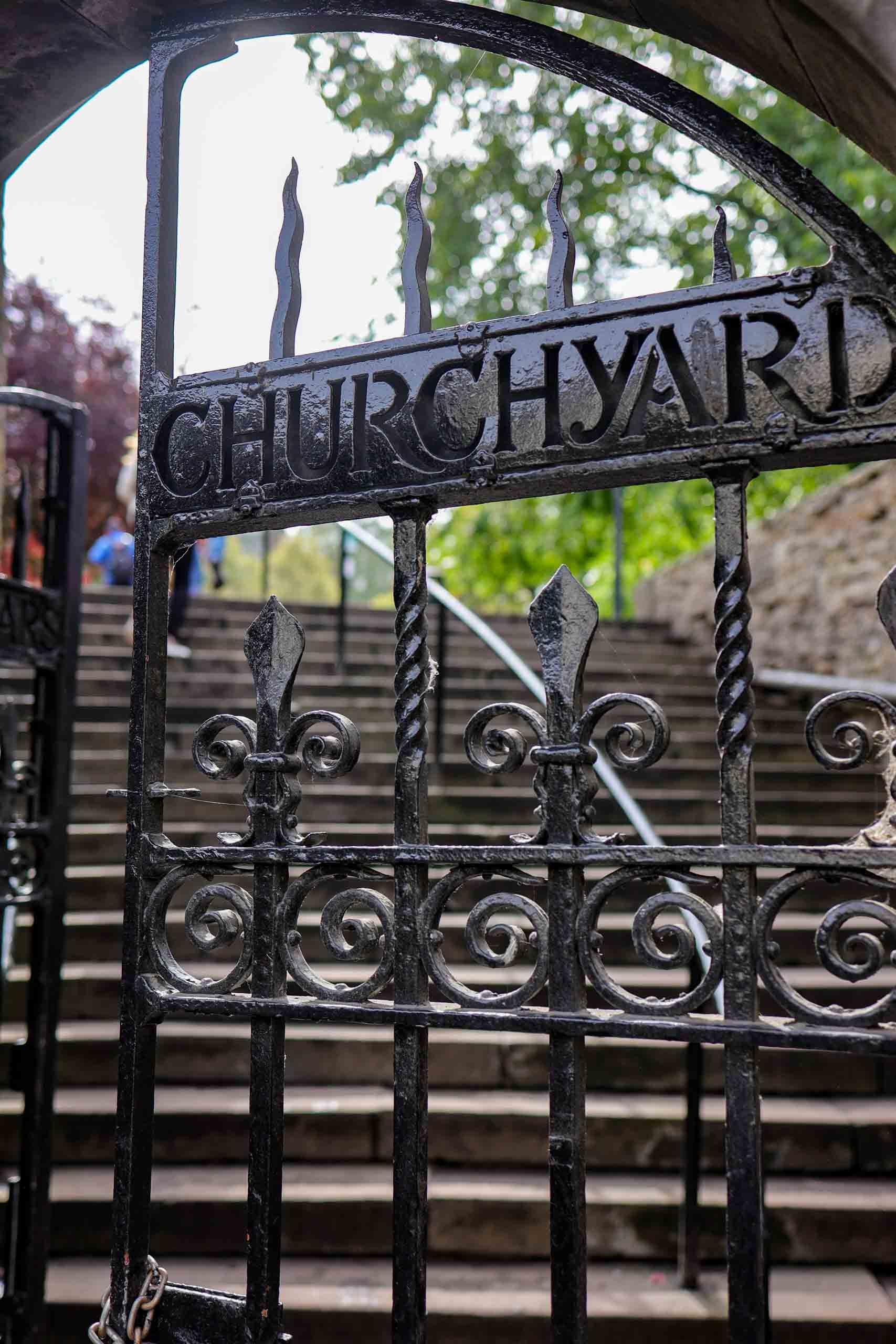 Zugang zu einem besonderen Friedhof