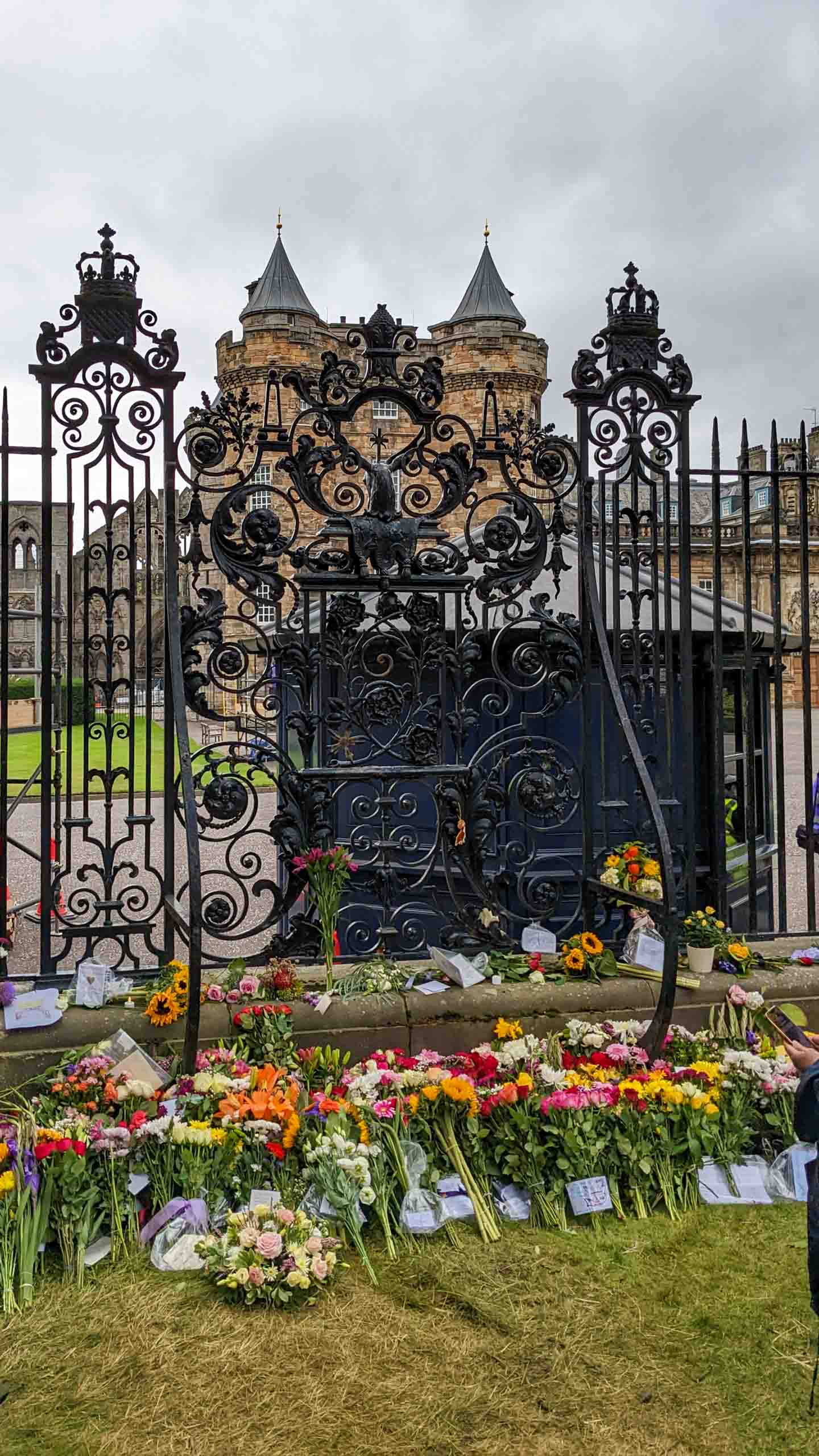 Überall werden Blumen abgelegt