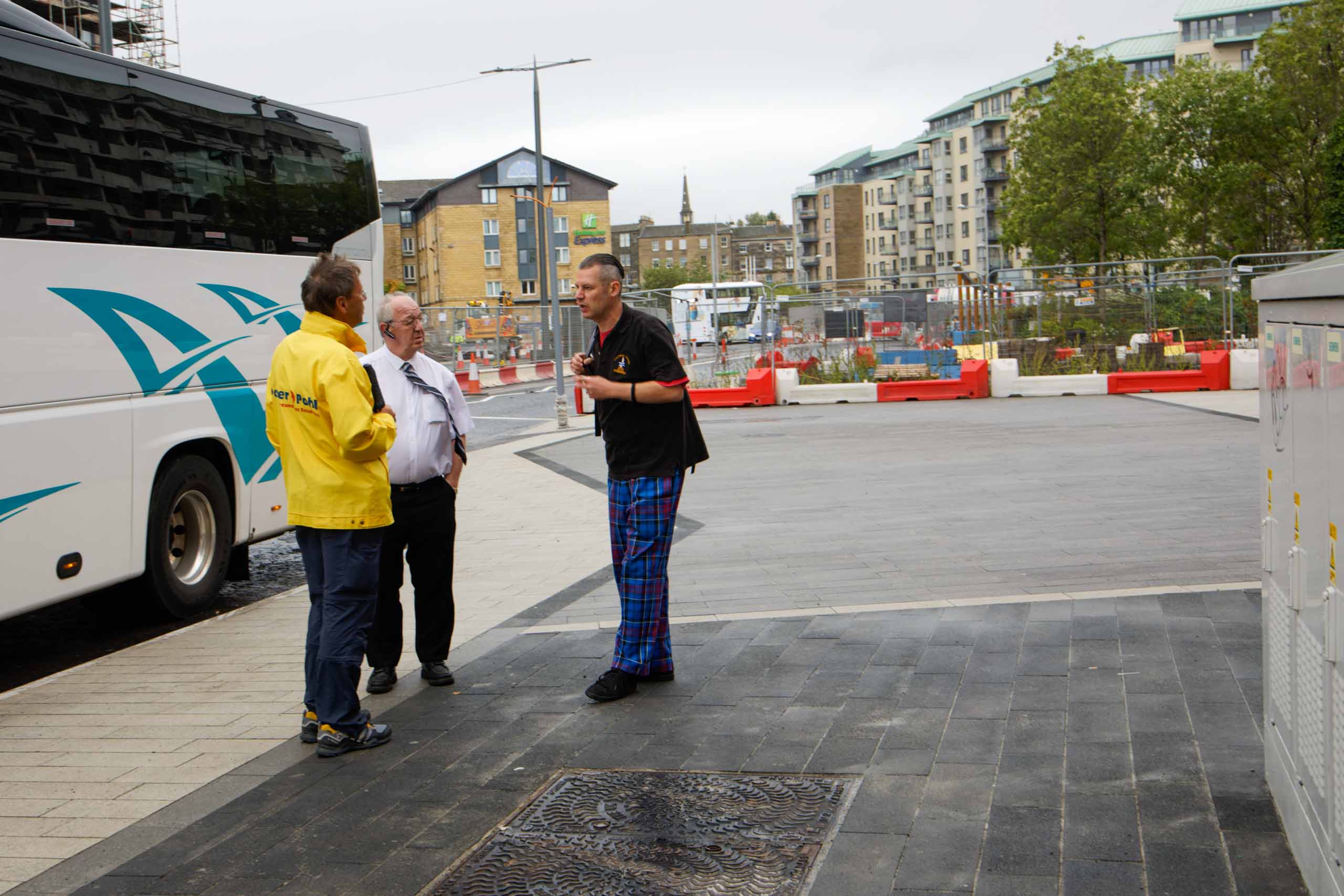 Reiseleiter Mathias, Fahrer Patrick und örtlicher Reiseleiter Derrick