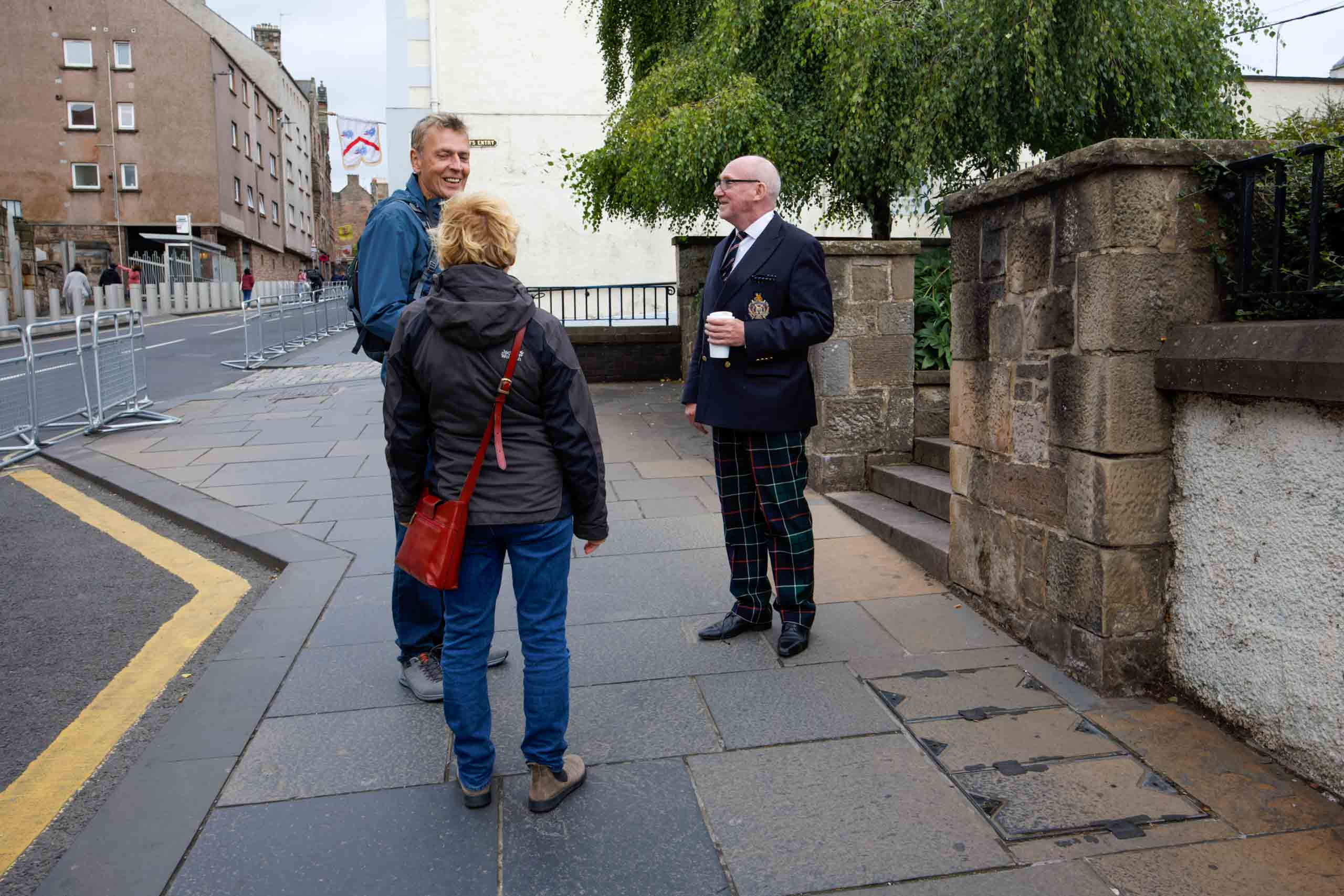 Kurzer Plausch am Straßenrand