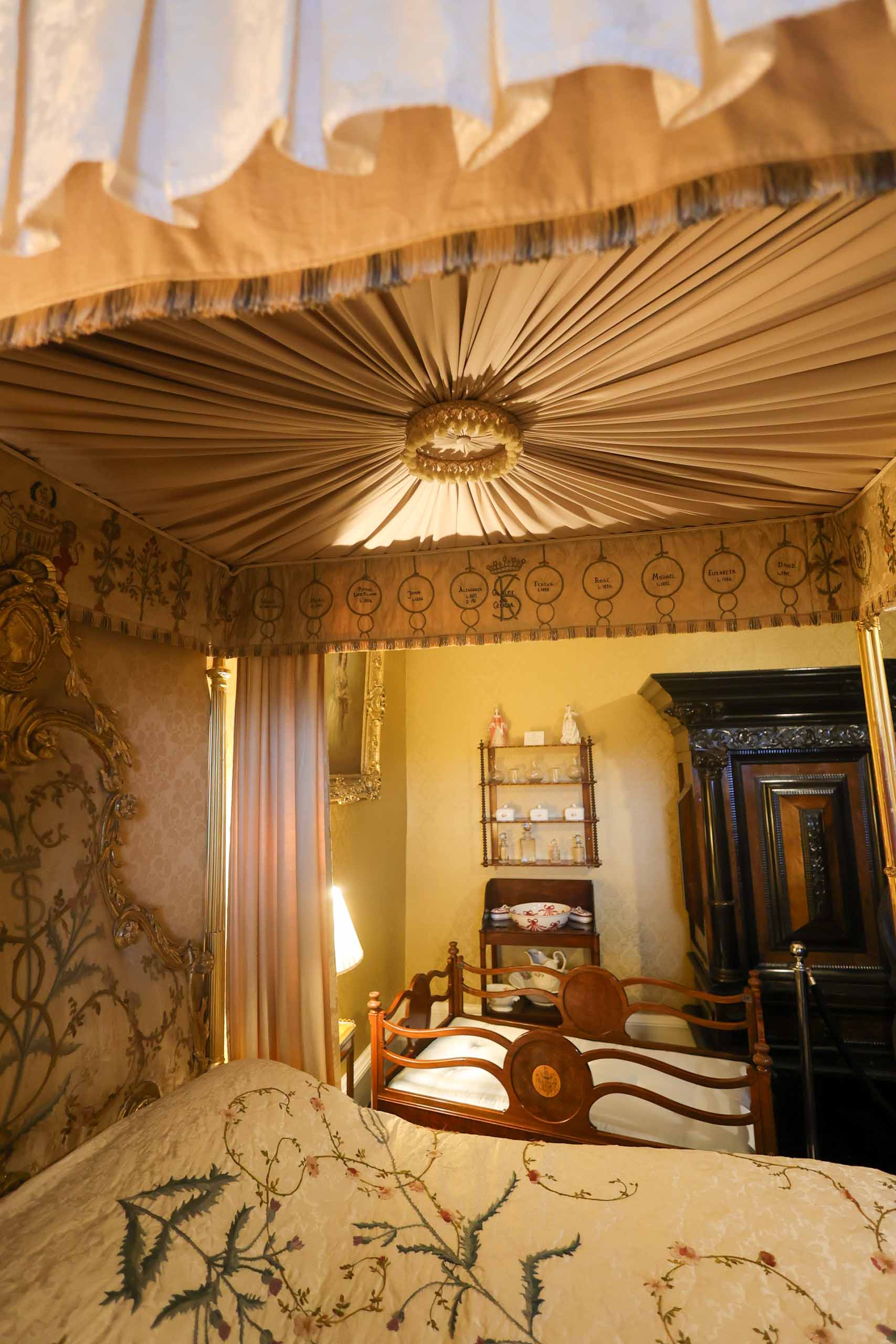 In diesem Bett wurde Queen Mum und ihre 9 Geschwister geboren