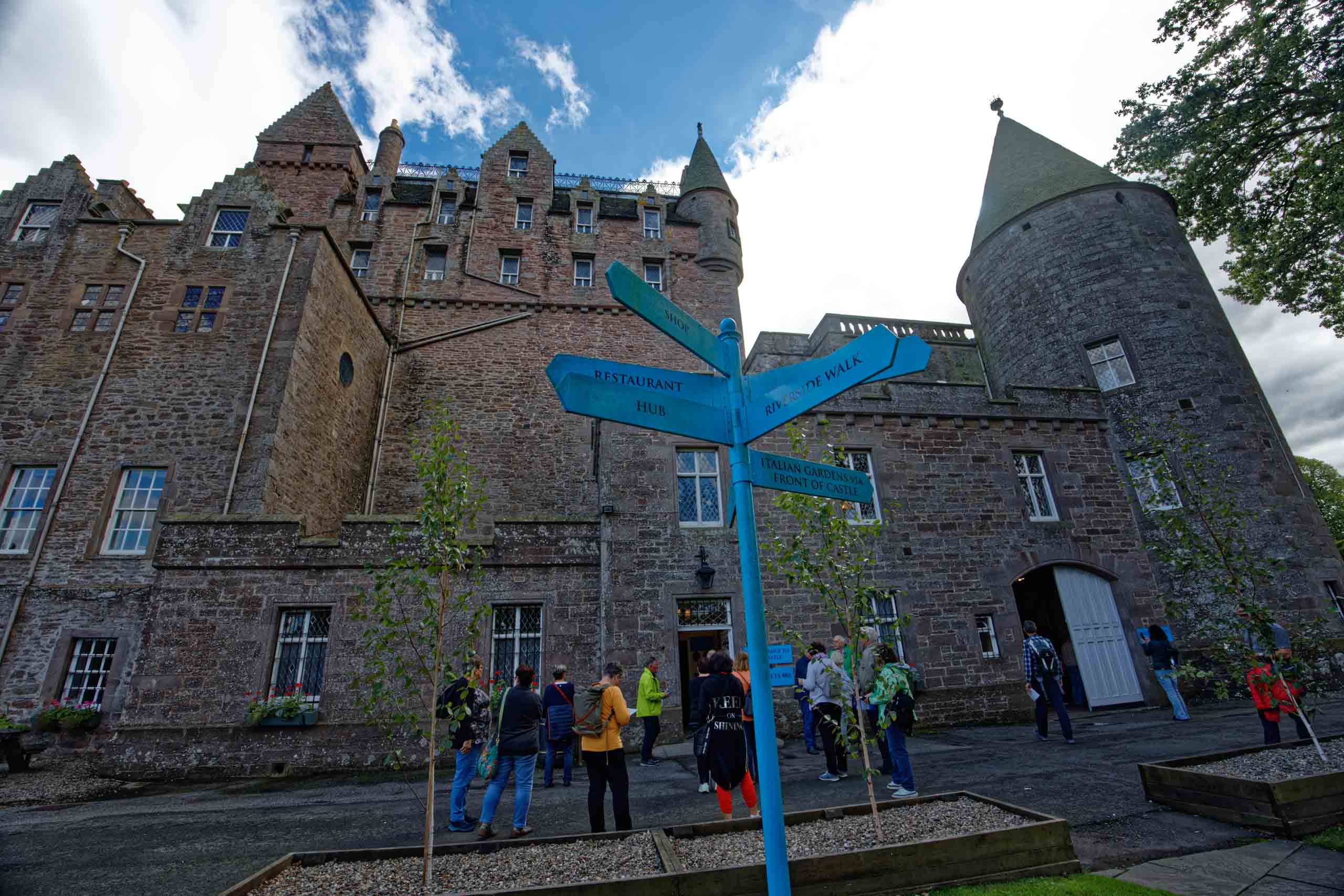 Um das Schloß ranken sich viele gruselige Legenden