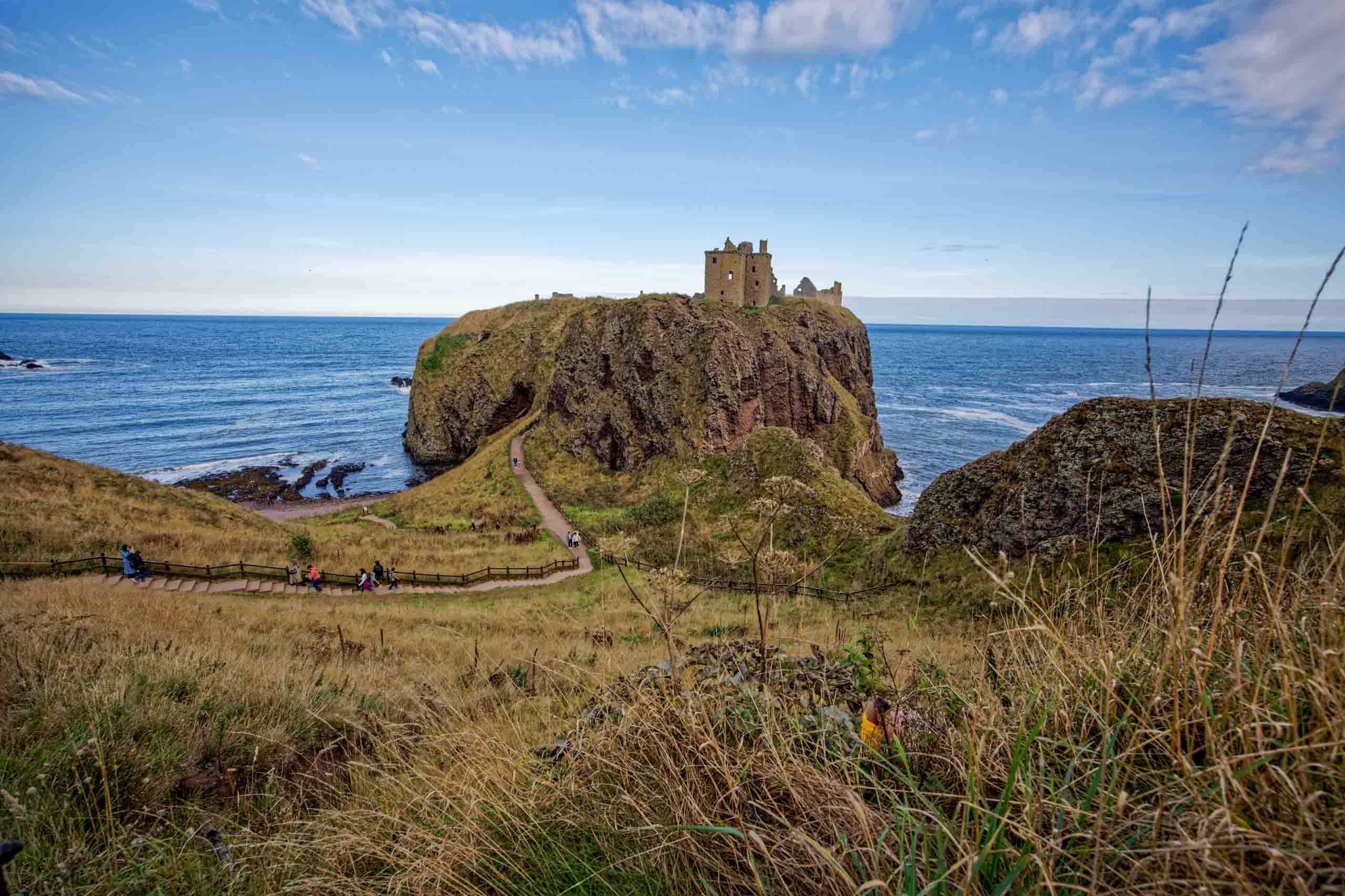 Die Burgruine liegt auf einem Felsen aus rotem Sandstein in der Nordsee