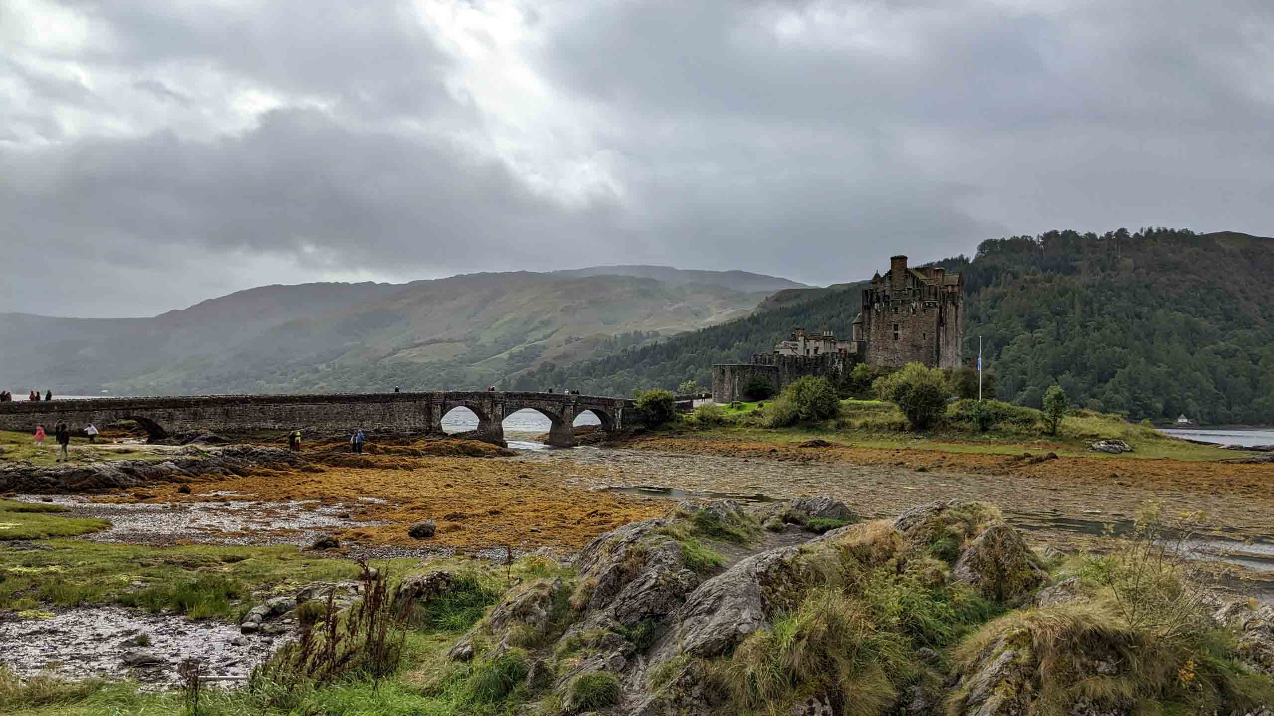 Die Burg liegt auf einer kleinen Landzunge, die bei Flut zu einer winzigen Gezeiteninsel wird.