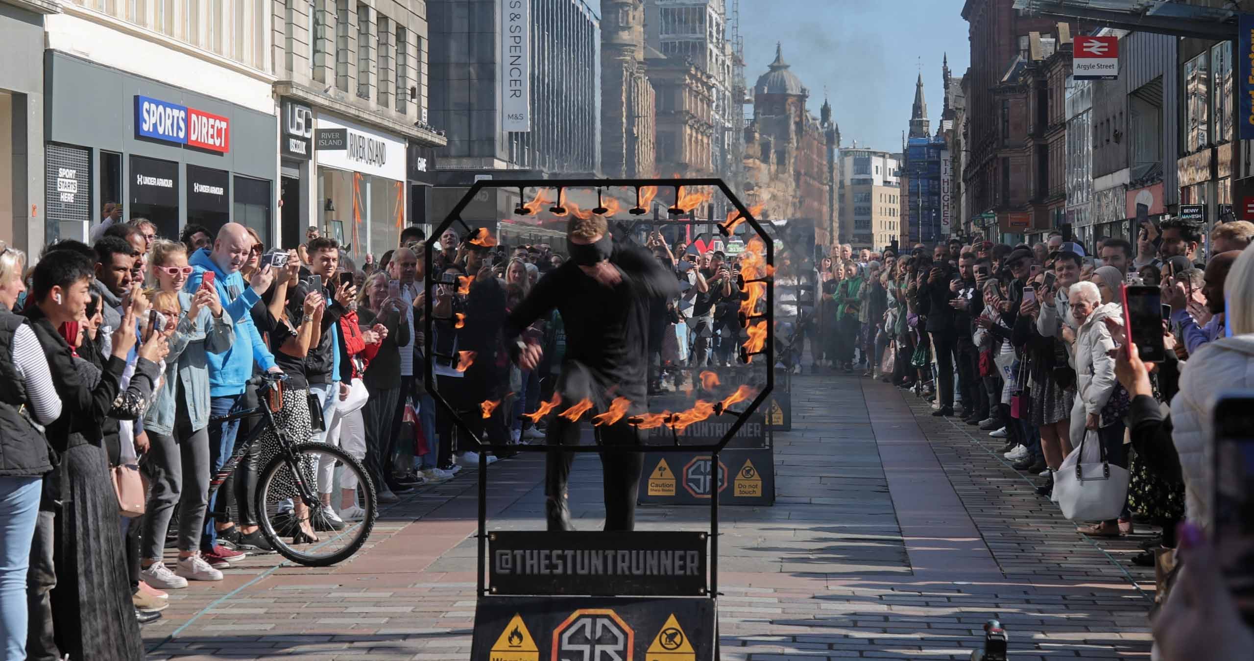 Das erste besteht aus 24 gezackten Metallzähnen, das zweite aus 12 Sicherheitsnadeln und 12 scharfen Messern.