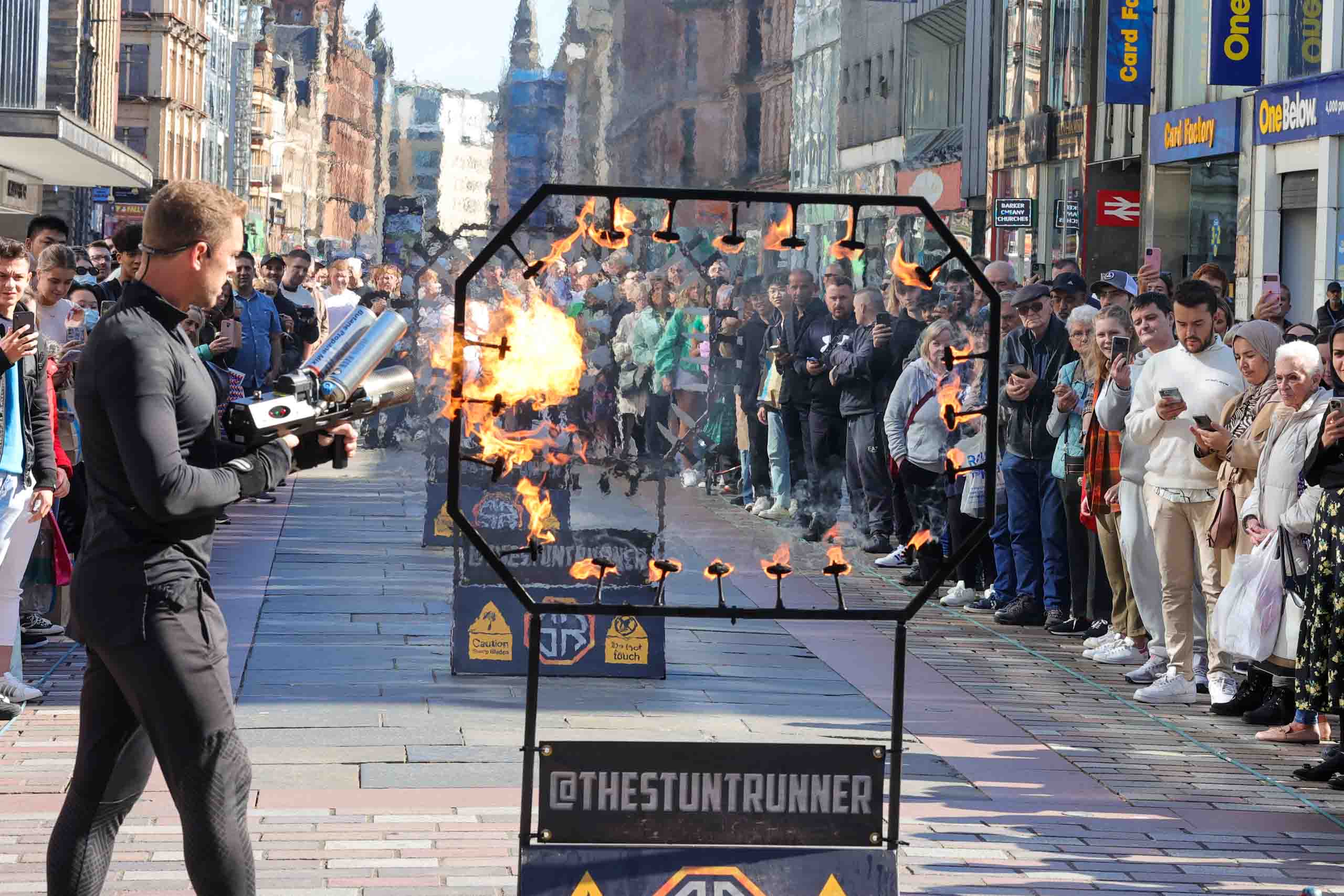 Er tritt seit 1998 als Straßenkünstler auf.