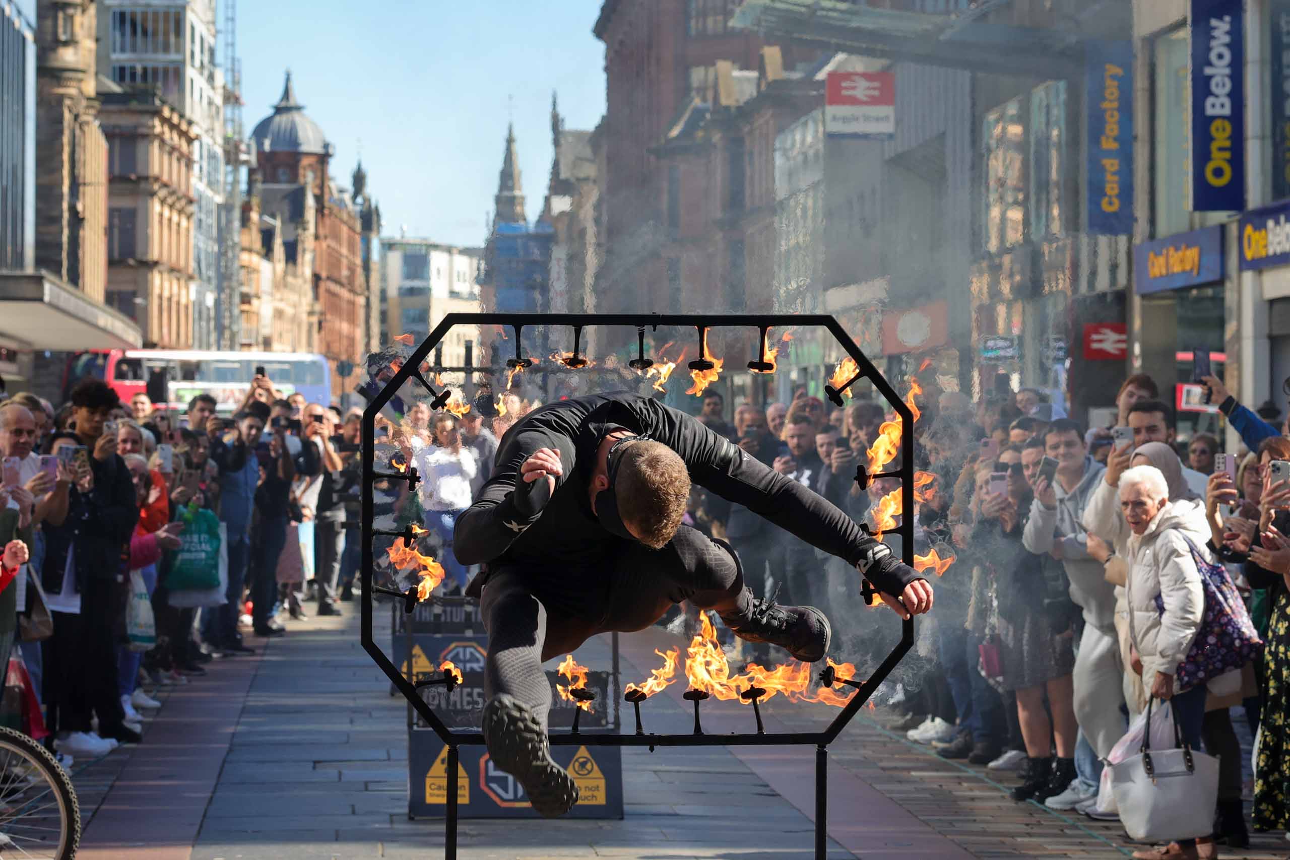 Das letzte Hindernis ist ein Ring aus Feuer.