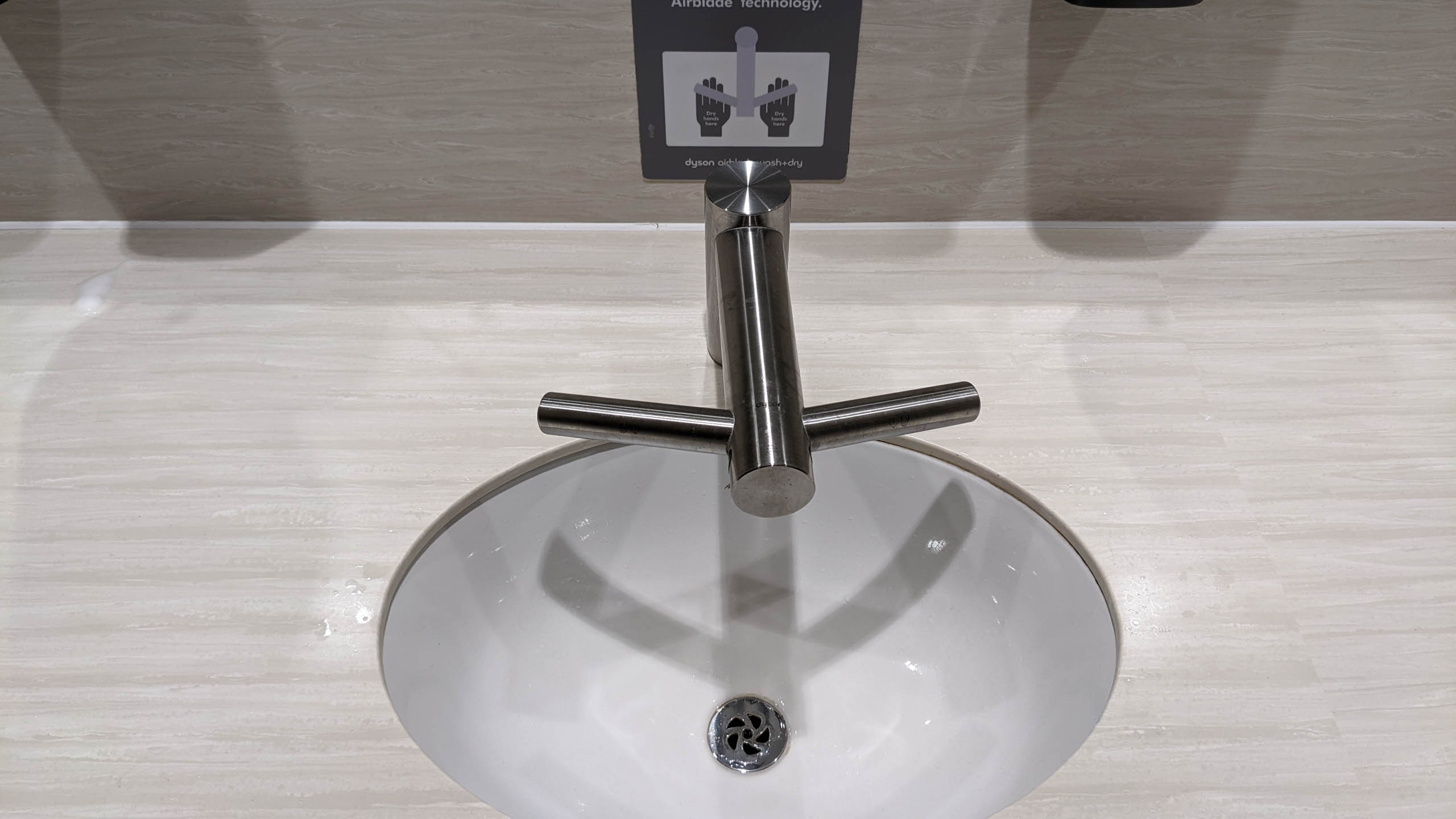 Wasserhahn mit integriertem Fön