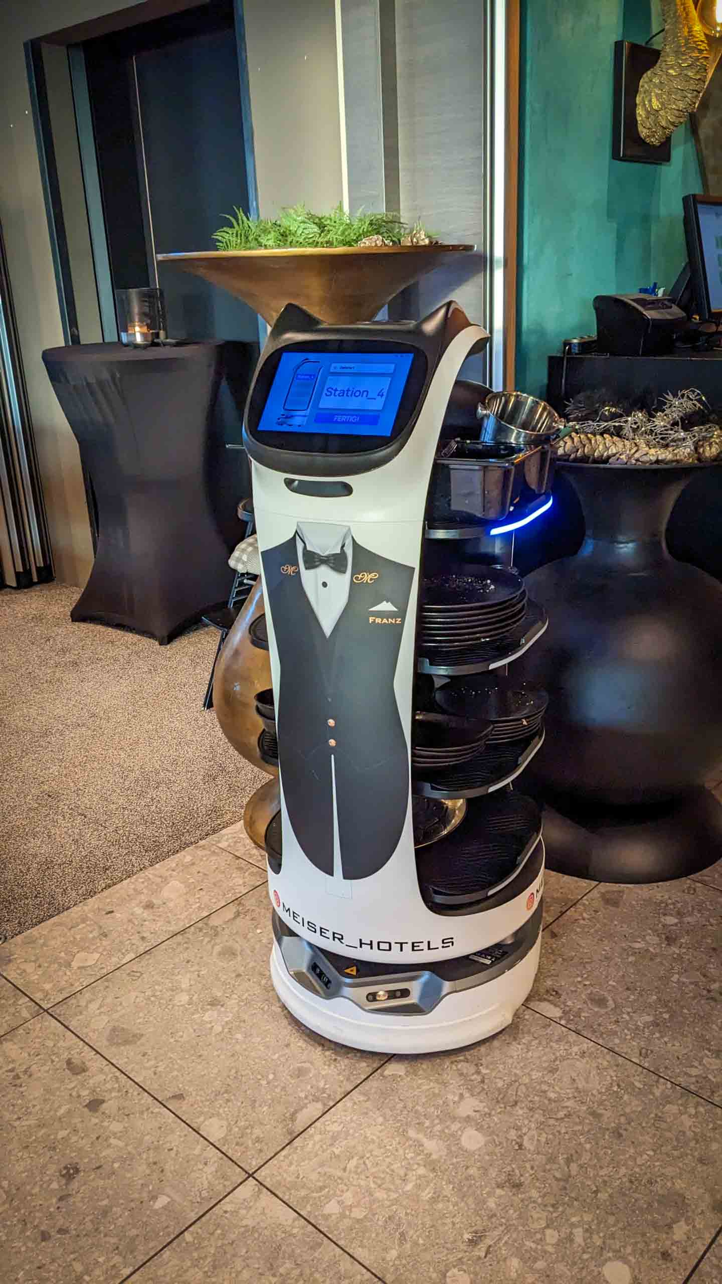 Roboter transportieren den Abwasch selbstständig zurück in die Küche