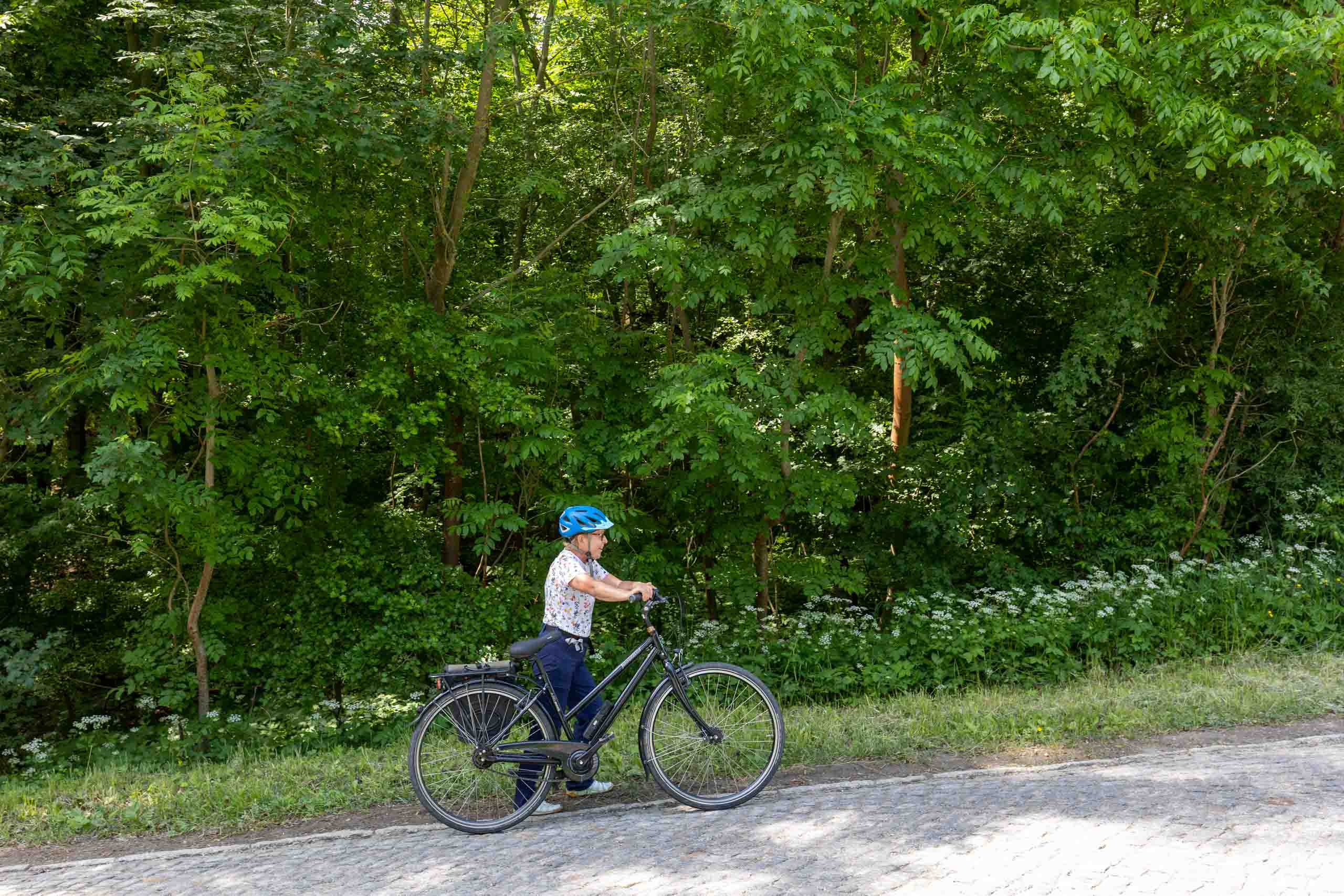 Eine sehr lange Steigung mit Kopfsteinpflaster von über 10% zwingt zum Absteigen
