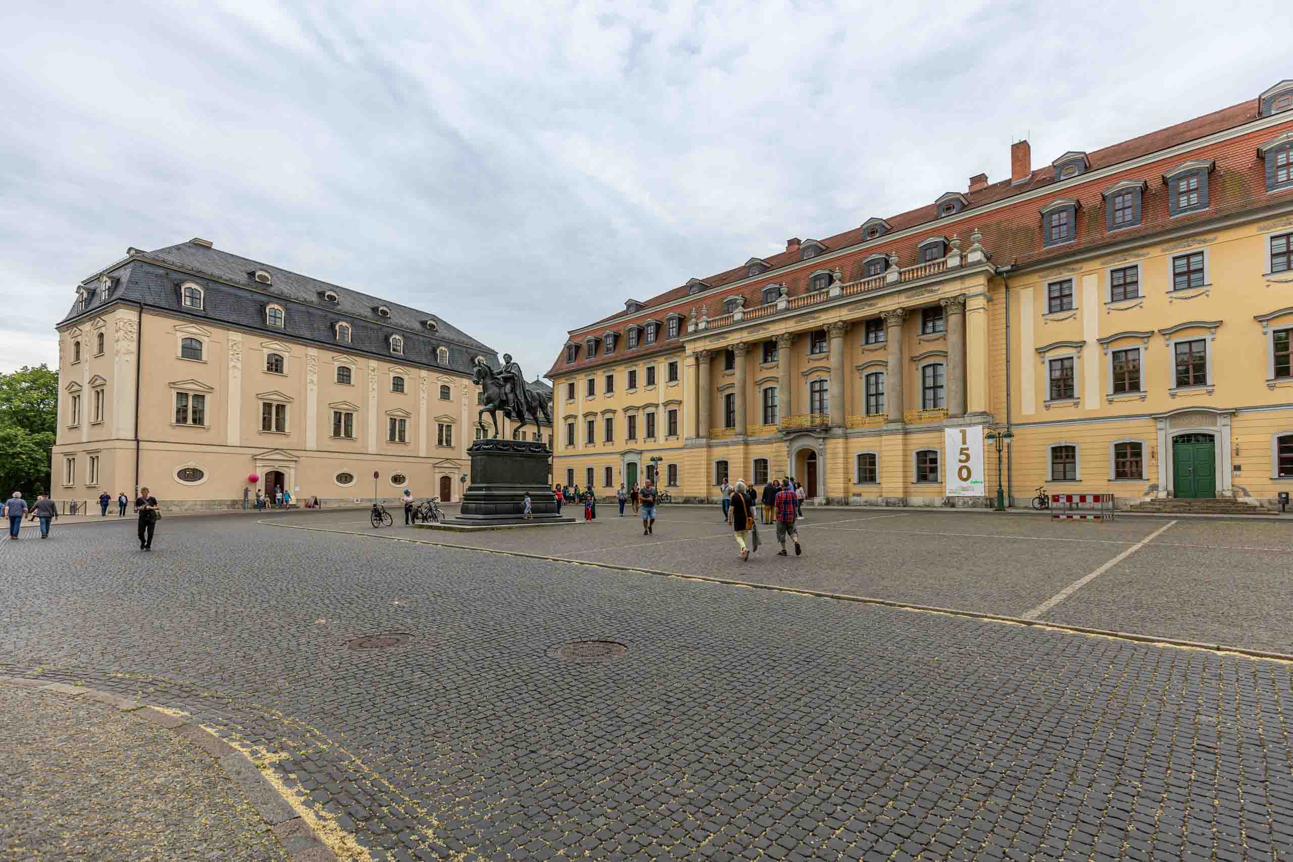 Platz der Demokratie mit Herzogin Anna Amalia Bibliothek