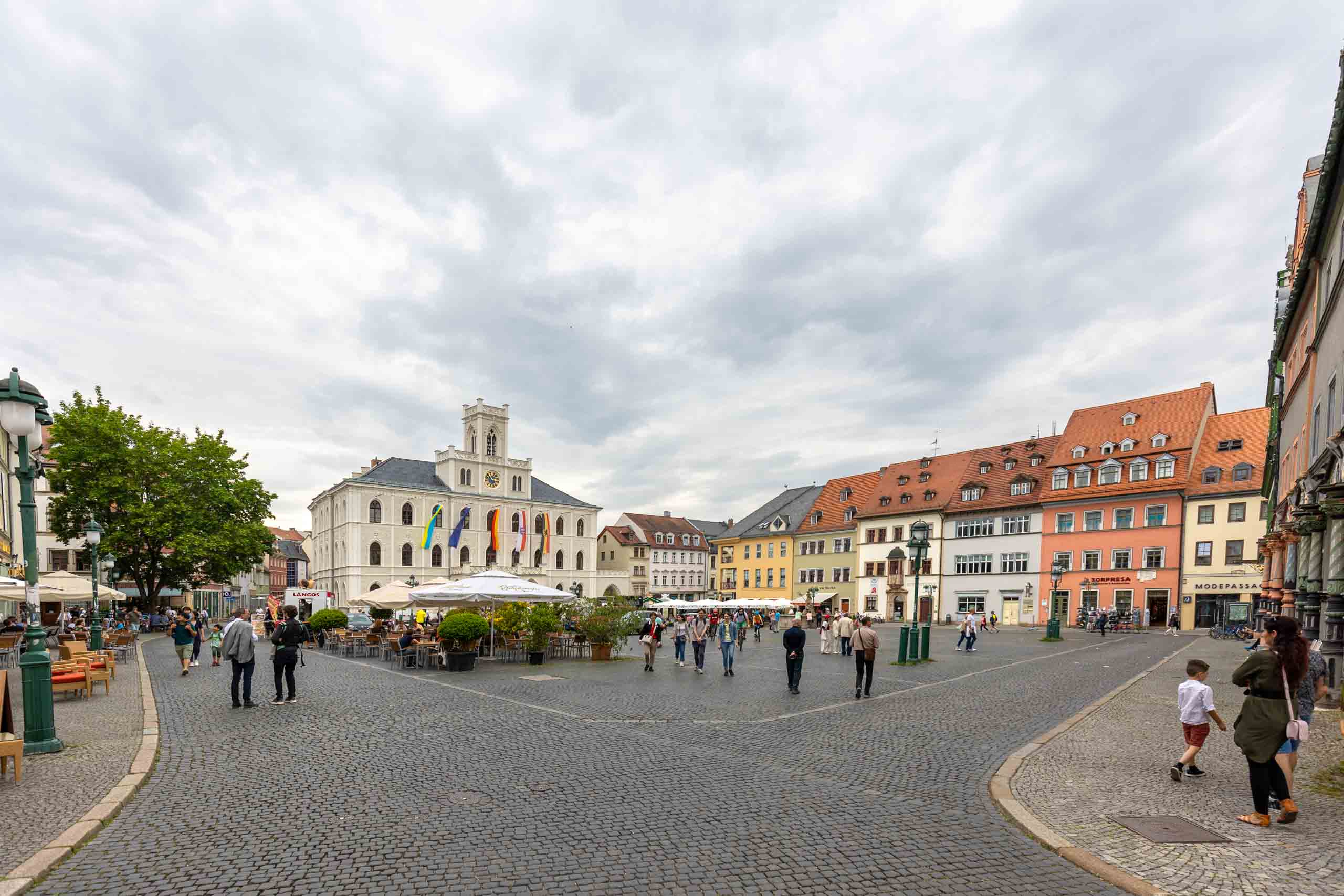 Mit Gregor Gysi auf dem Markt mit Neptunbrunen