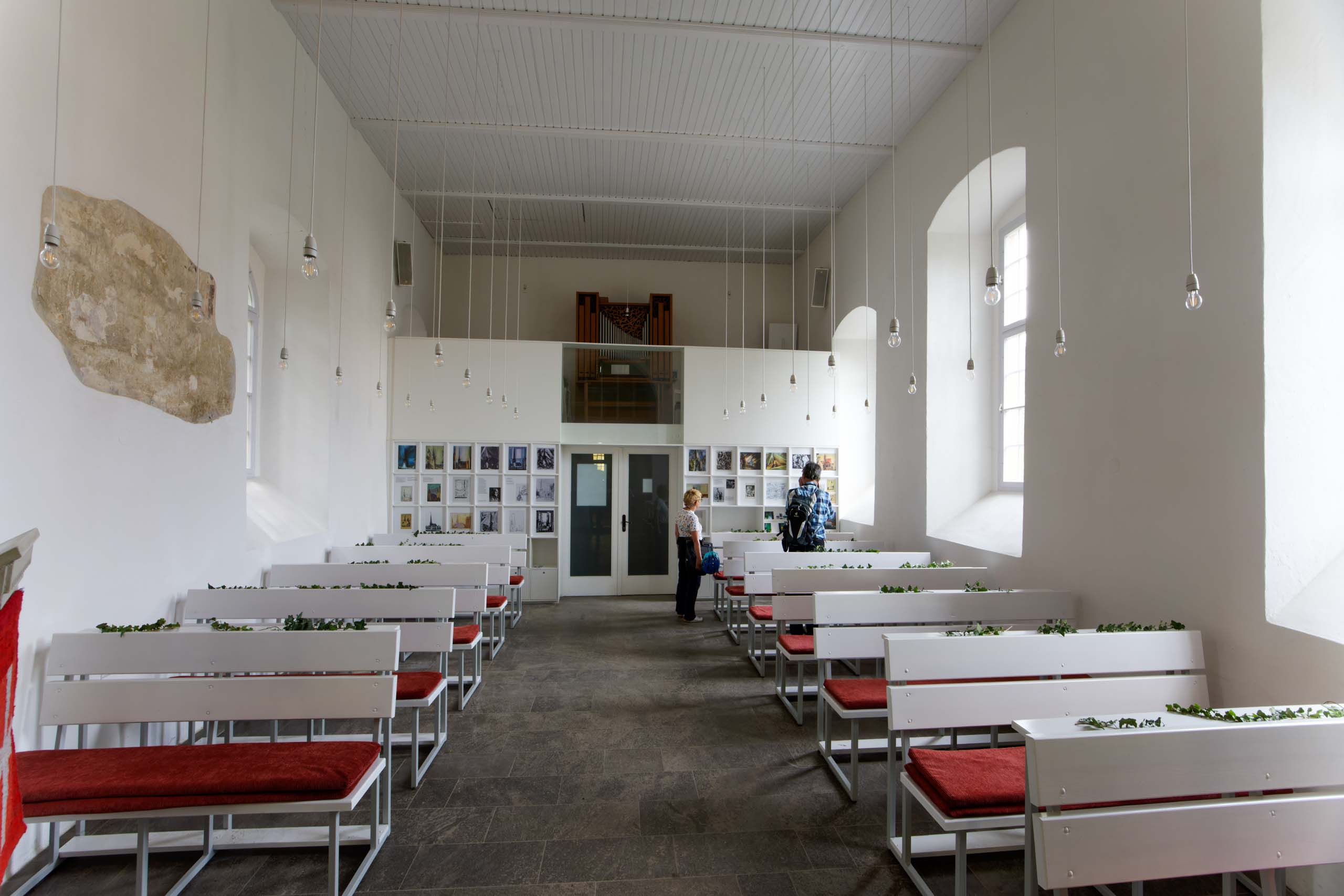 Im Innenraum der Autobahnkirche