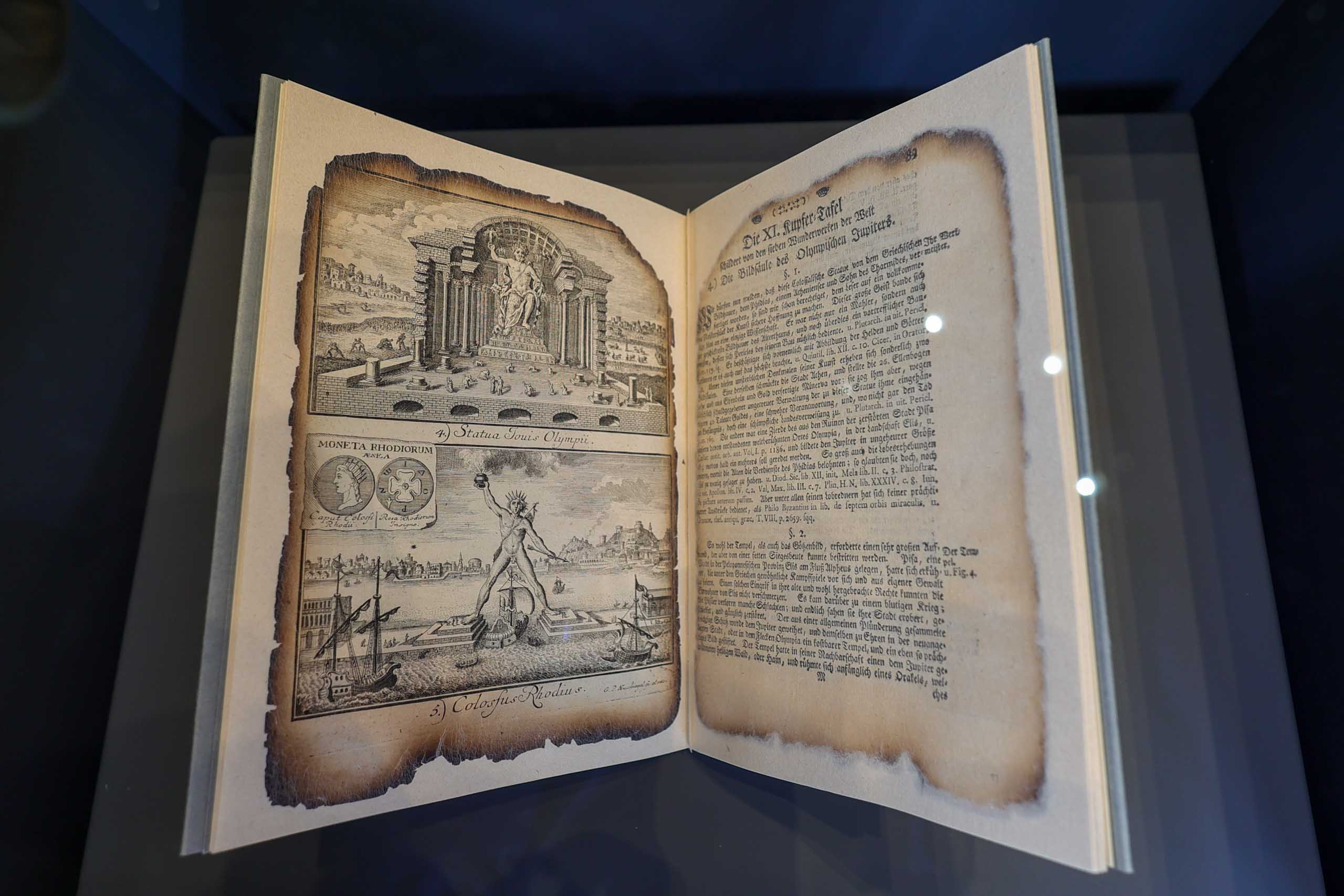 Ein beim Brand 2004 angebranntes Buch, restauriert