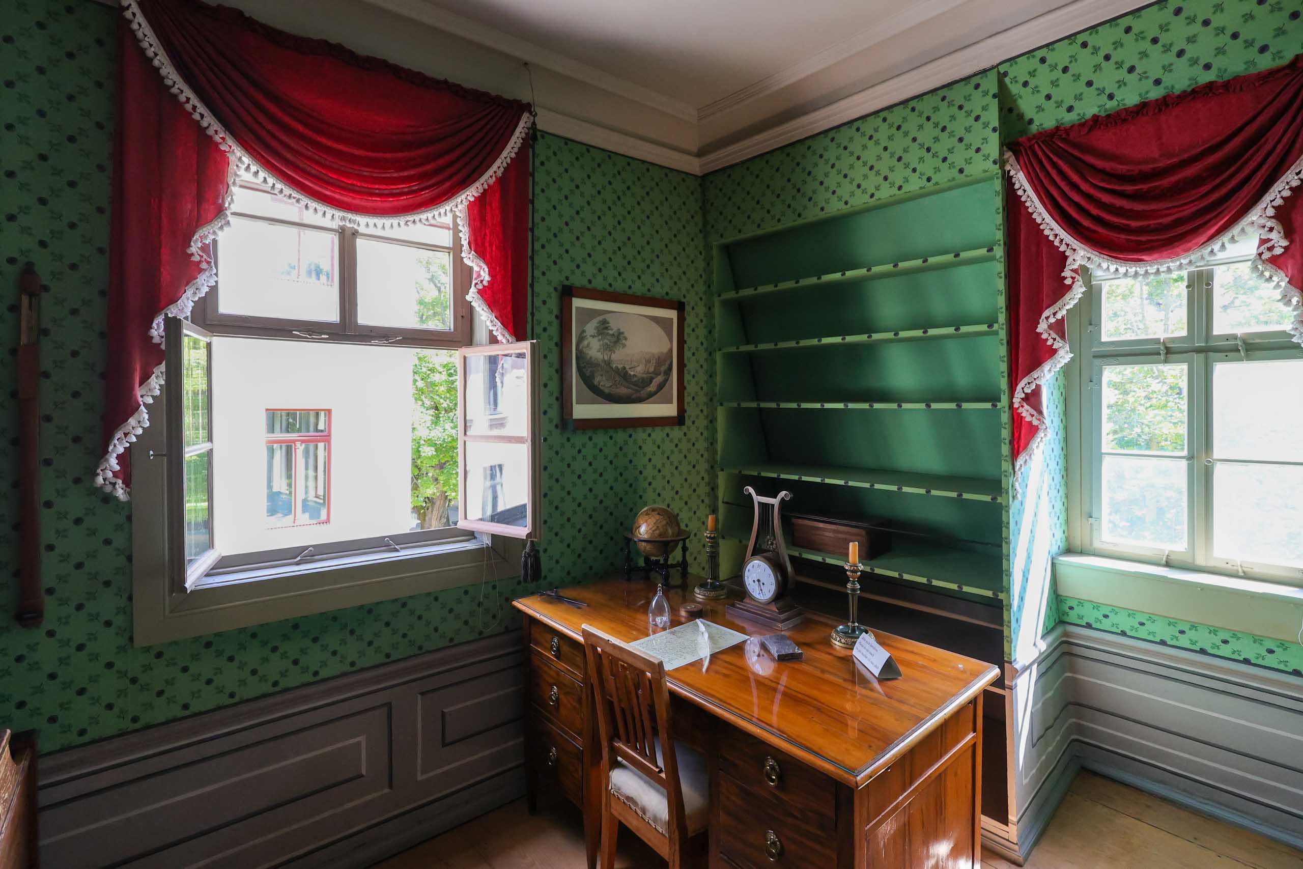 Schillers Arbeitstisch im Original