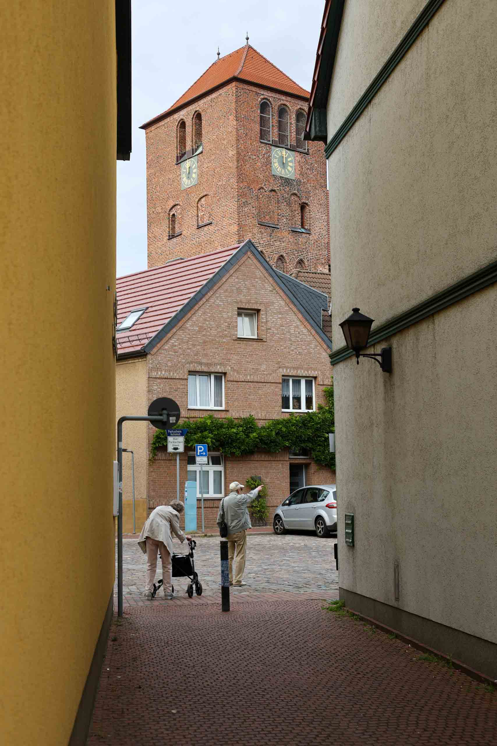 Sehr spezielles Paar beim Stadtrundgang