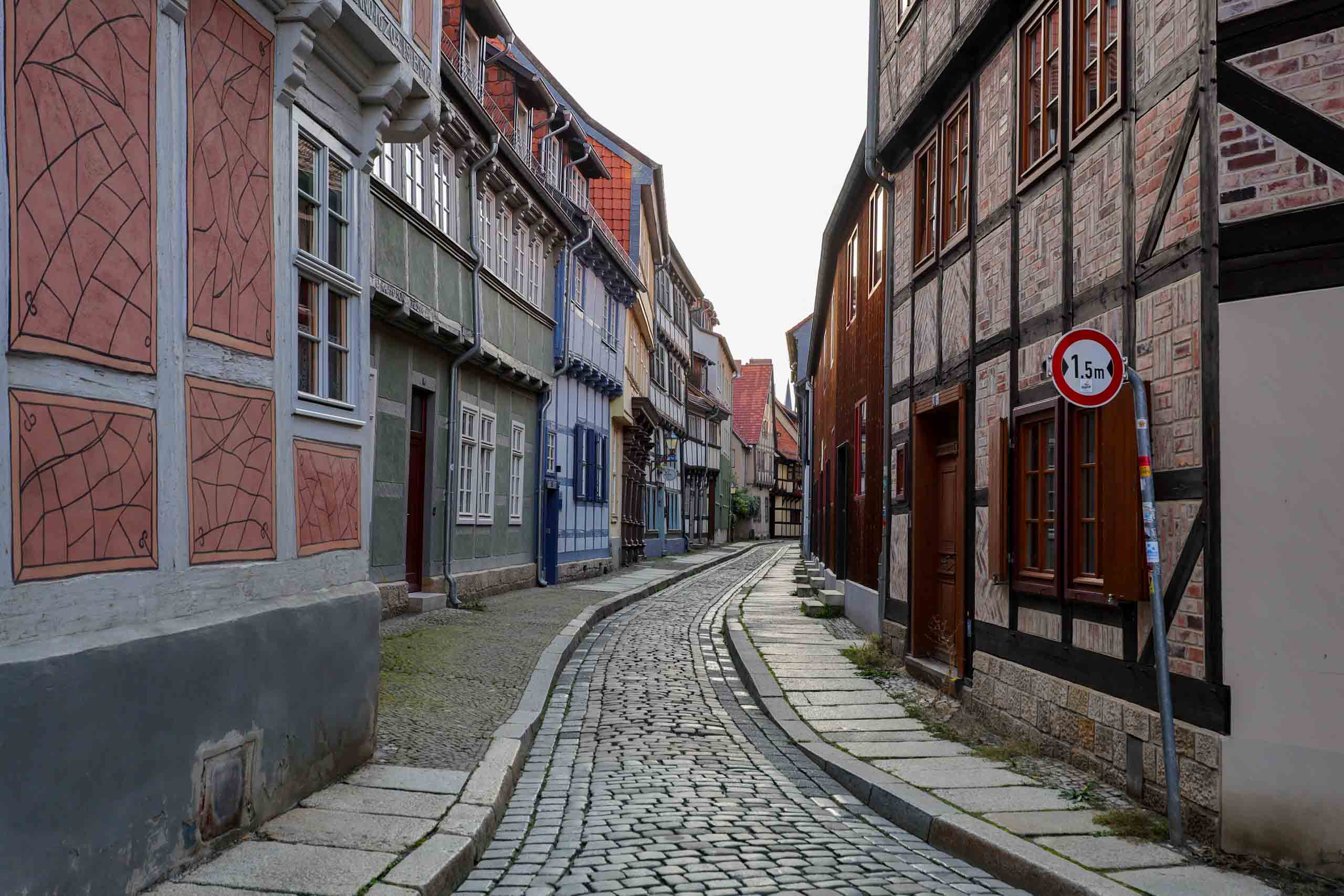 Die Straße ist wirklich so schmal - Spurbreite lediglich 1,50 m