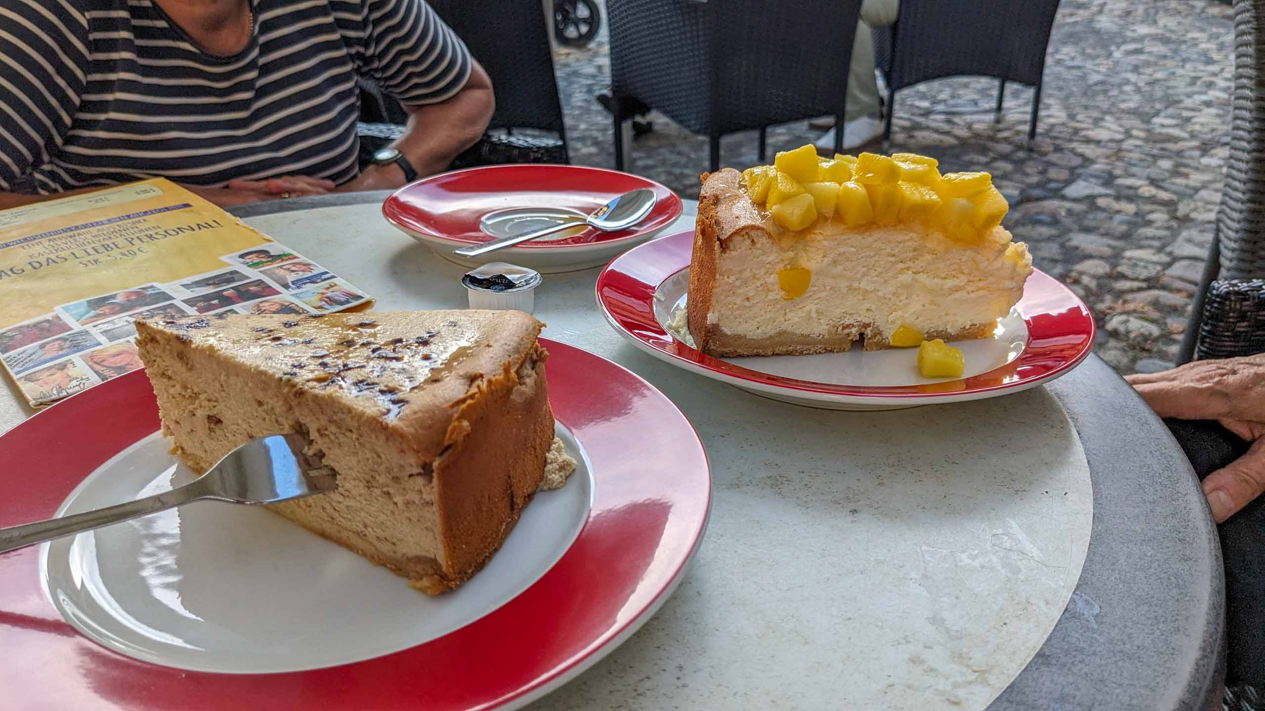 Beim "Käsekuchenkönig" = 5,40€ je Stück und 4,20€ für Kaffee 😯 königlich