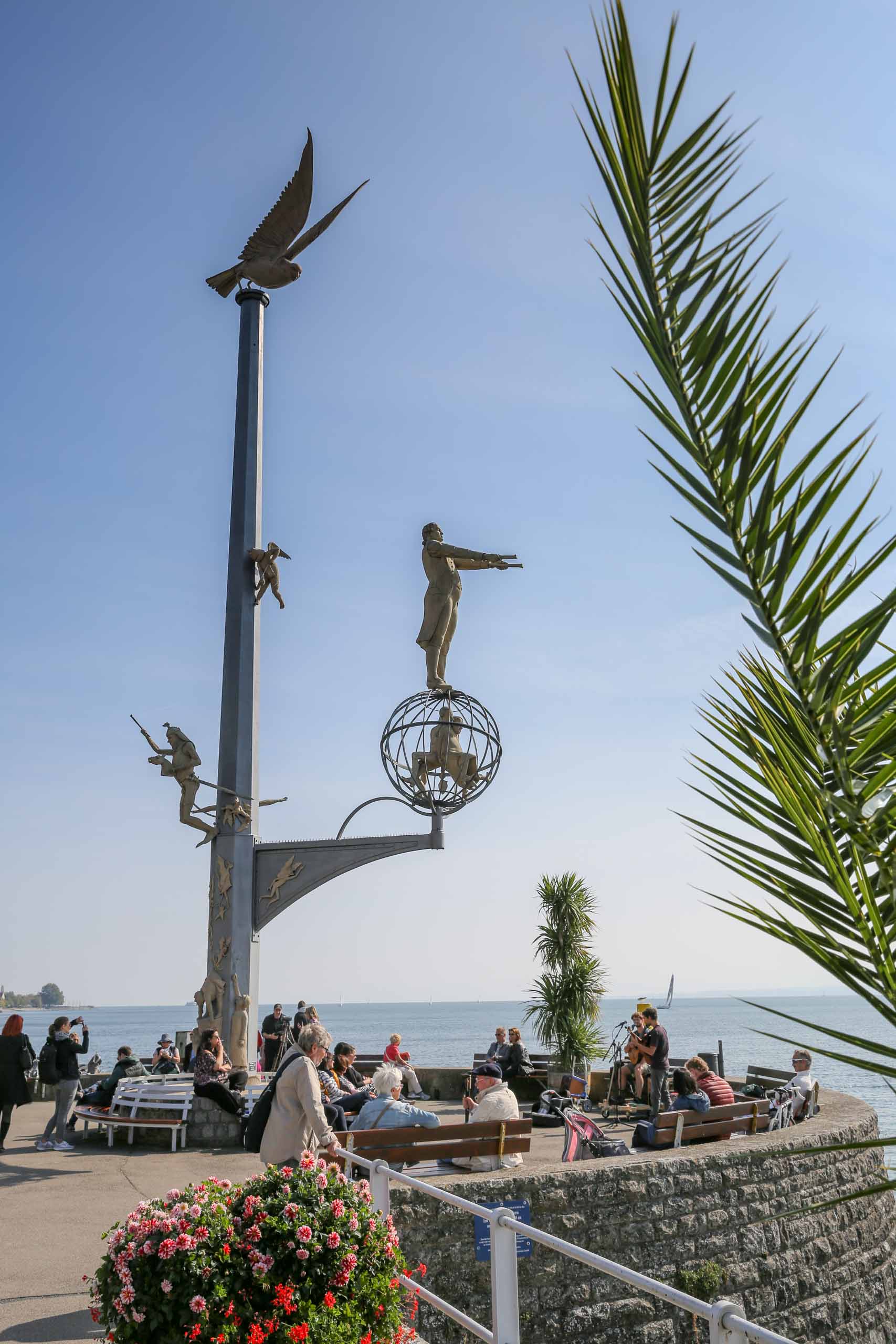 „Magische Säule“ des Bildhauers Peter Lenk