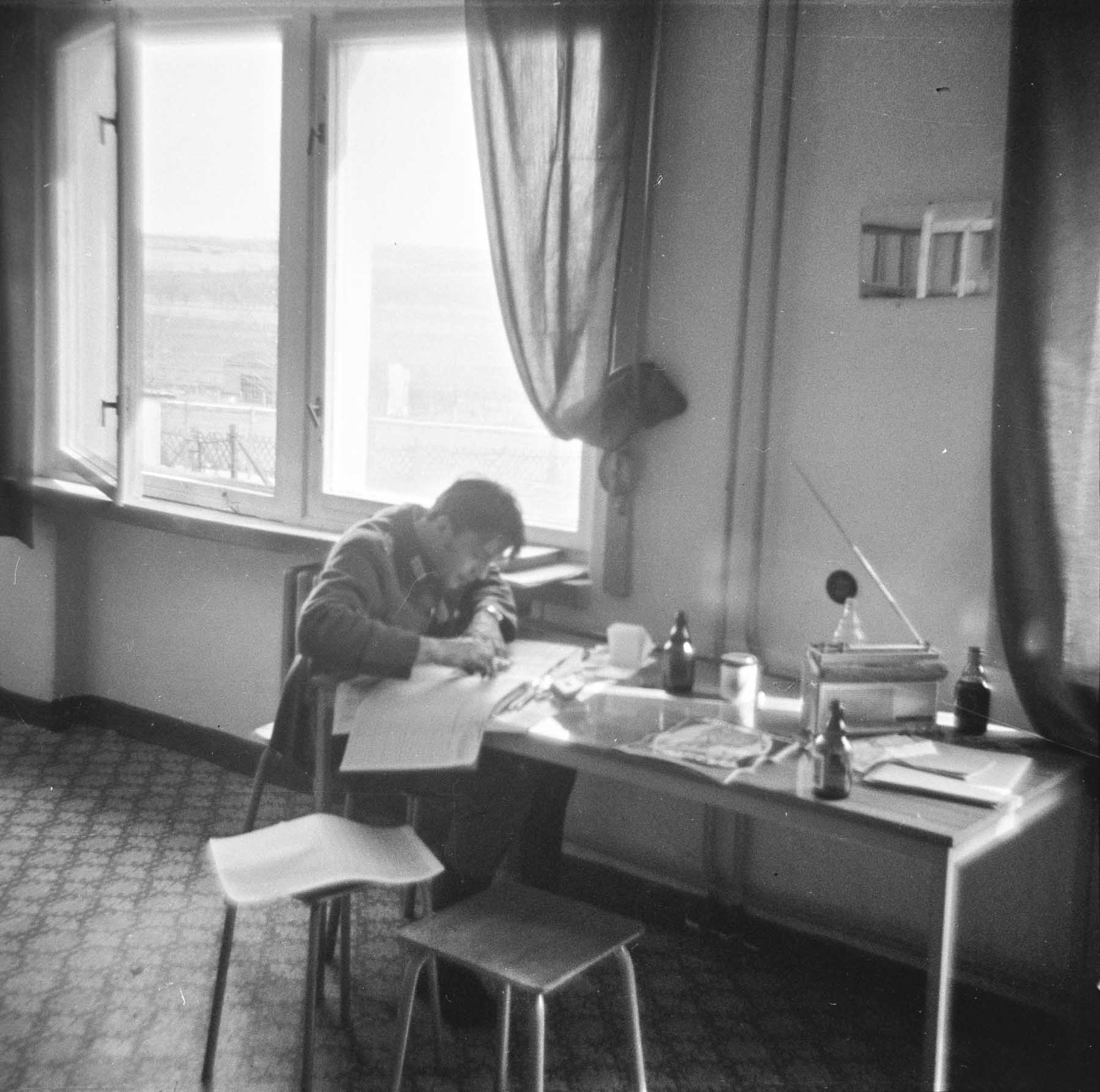 MKF (Militärkraftfahrer) bei Schreibarbeiten