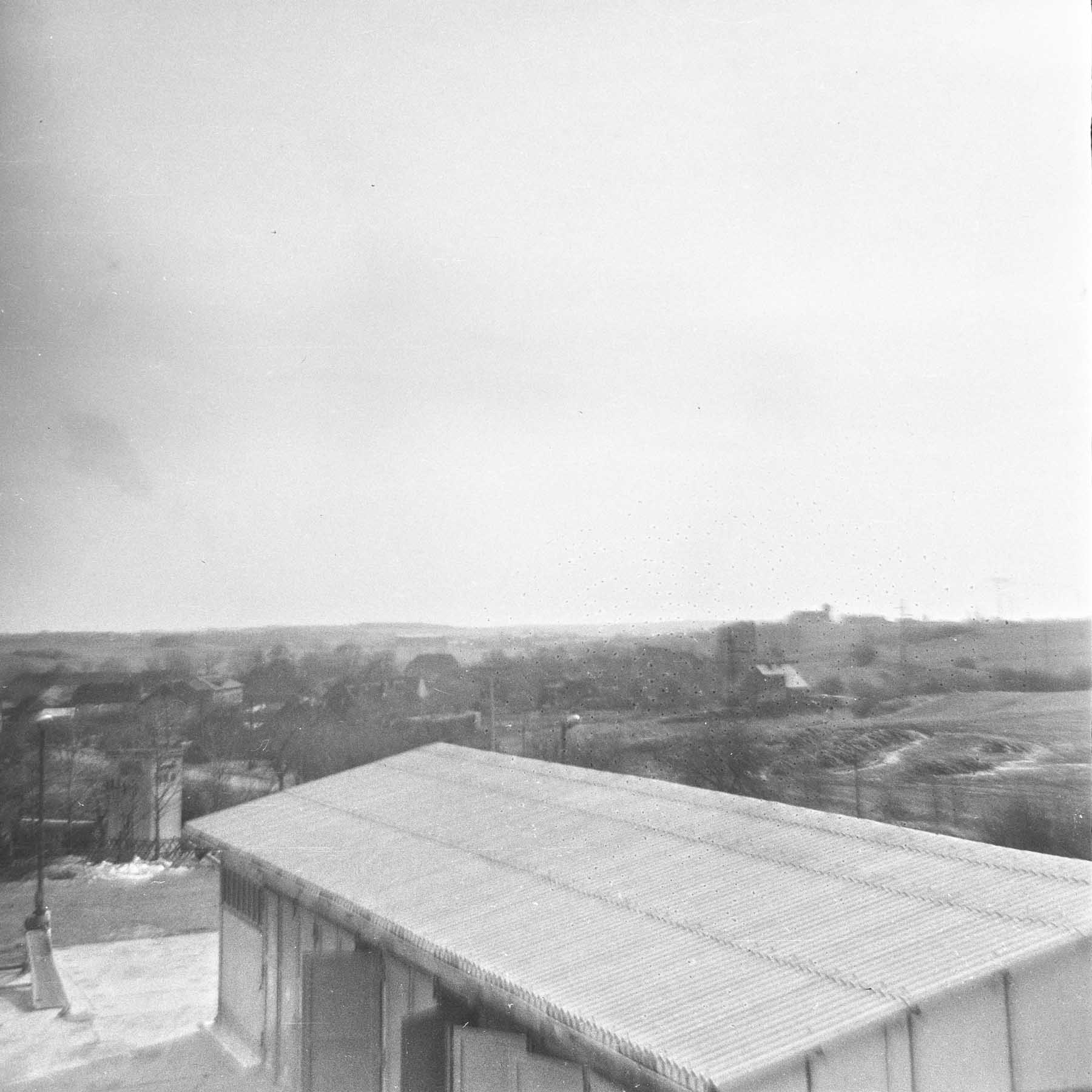 Fahrzeughalle und im Hintergrund das Dorf Morsleben