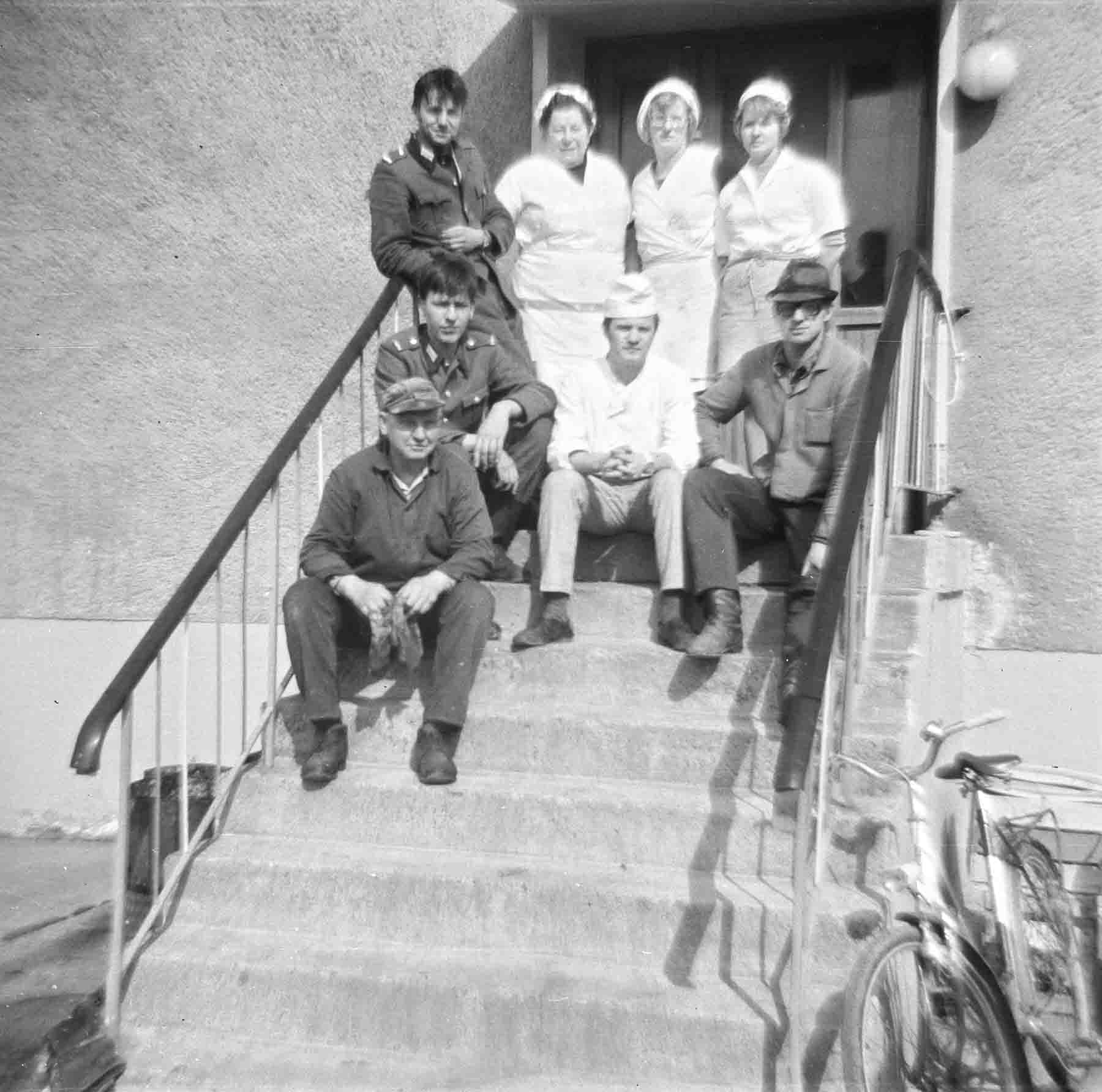 Wir mit Küchenpersonal und den Zivilangestellten